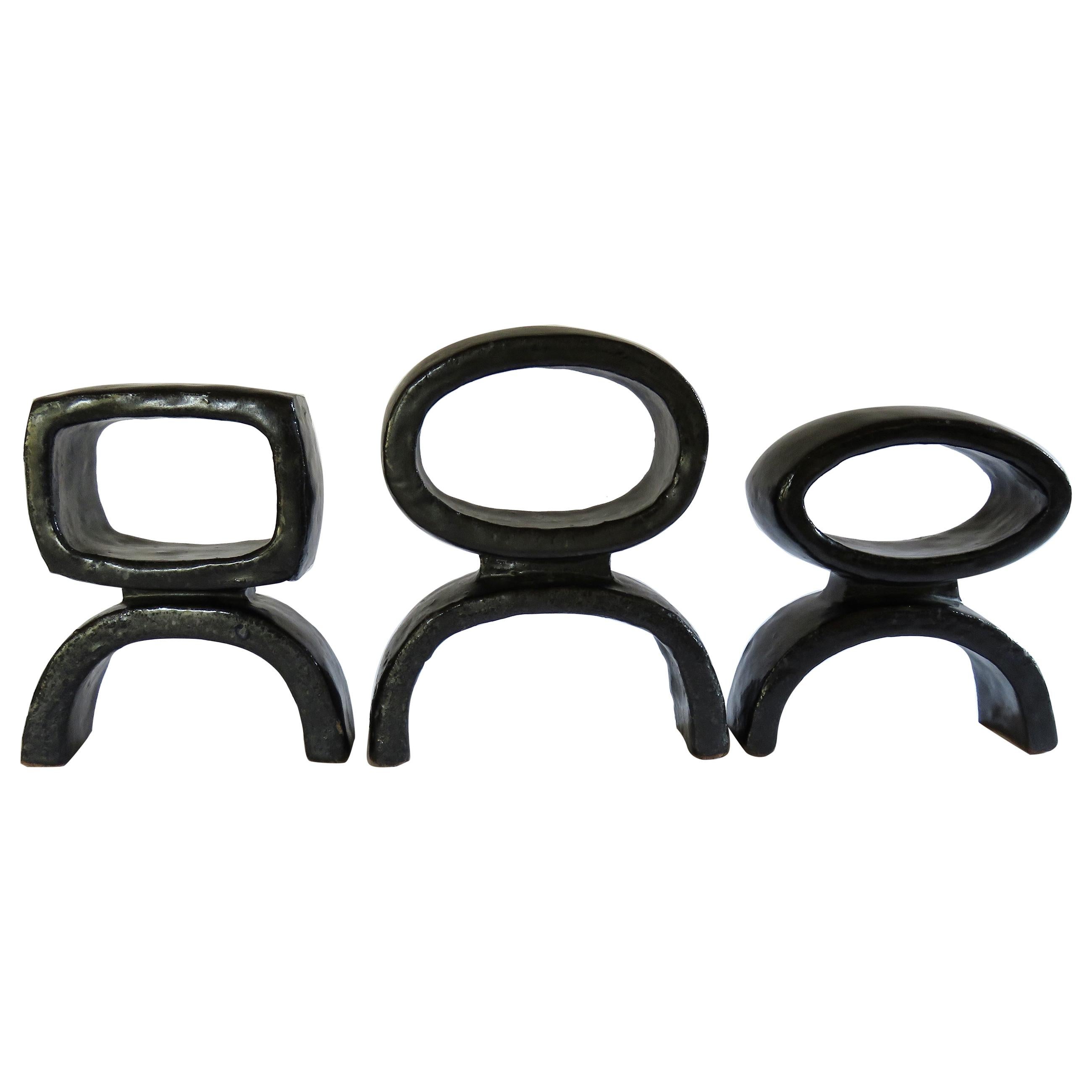 Schwarze schwarze Keramik TOTEM Trio, 3 handgefertigte Skulpturen, Ringe auf Arc'd Legs im Angebot