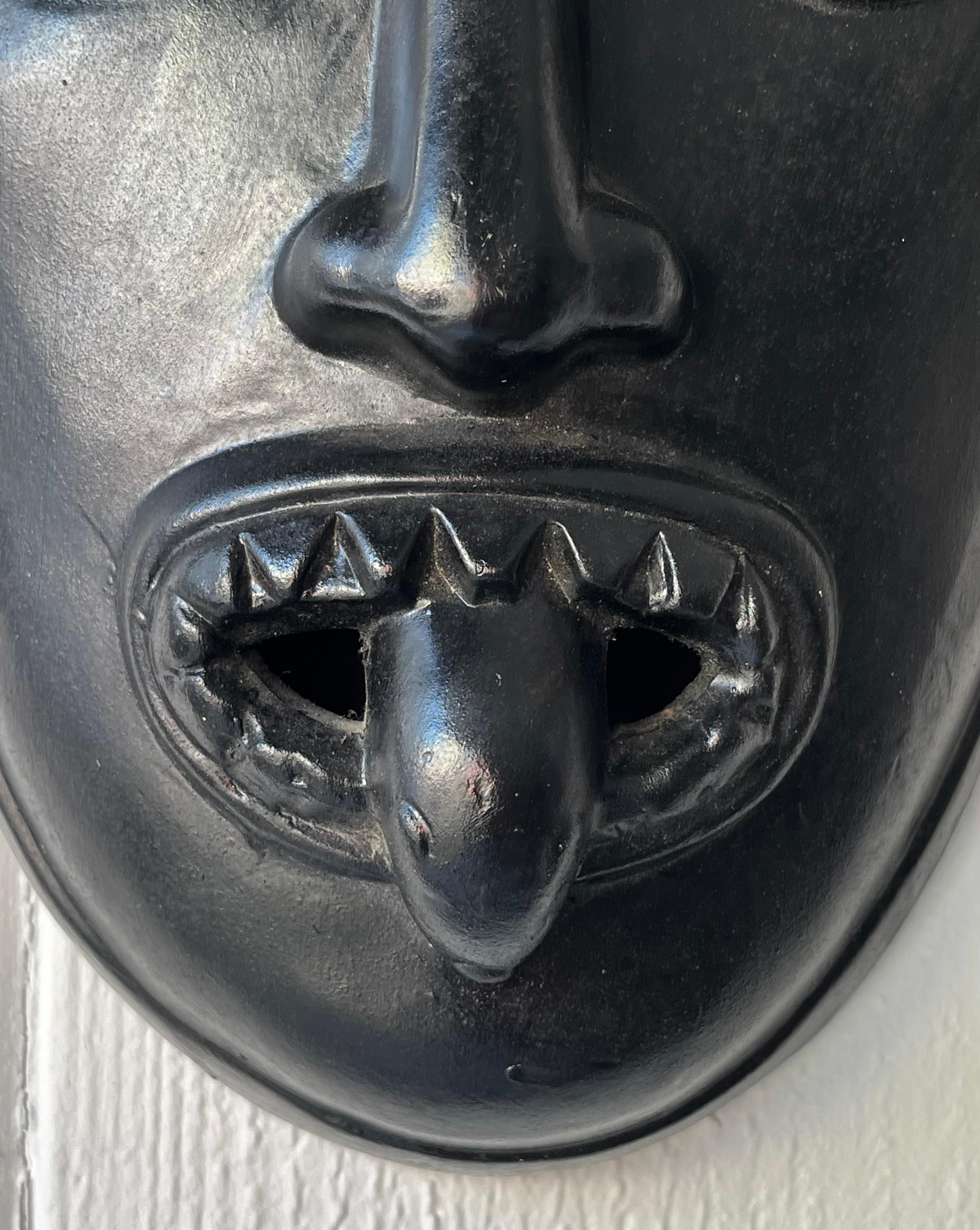 Maschera originale in ceramica smaltata nera

Un foro sul retro permette di appenderlo alla parete

Circa 1950/70

DIMENSIONI: H. H. 33,5 x L. 22 x P. 8 cm

Buone condizioni
