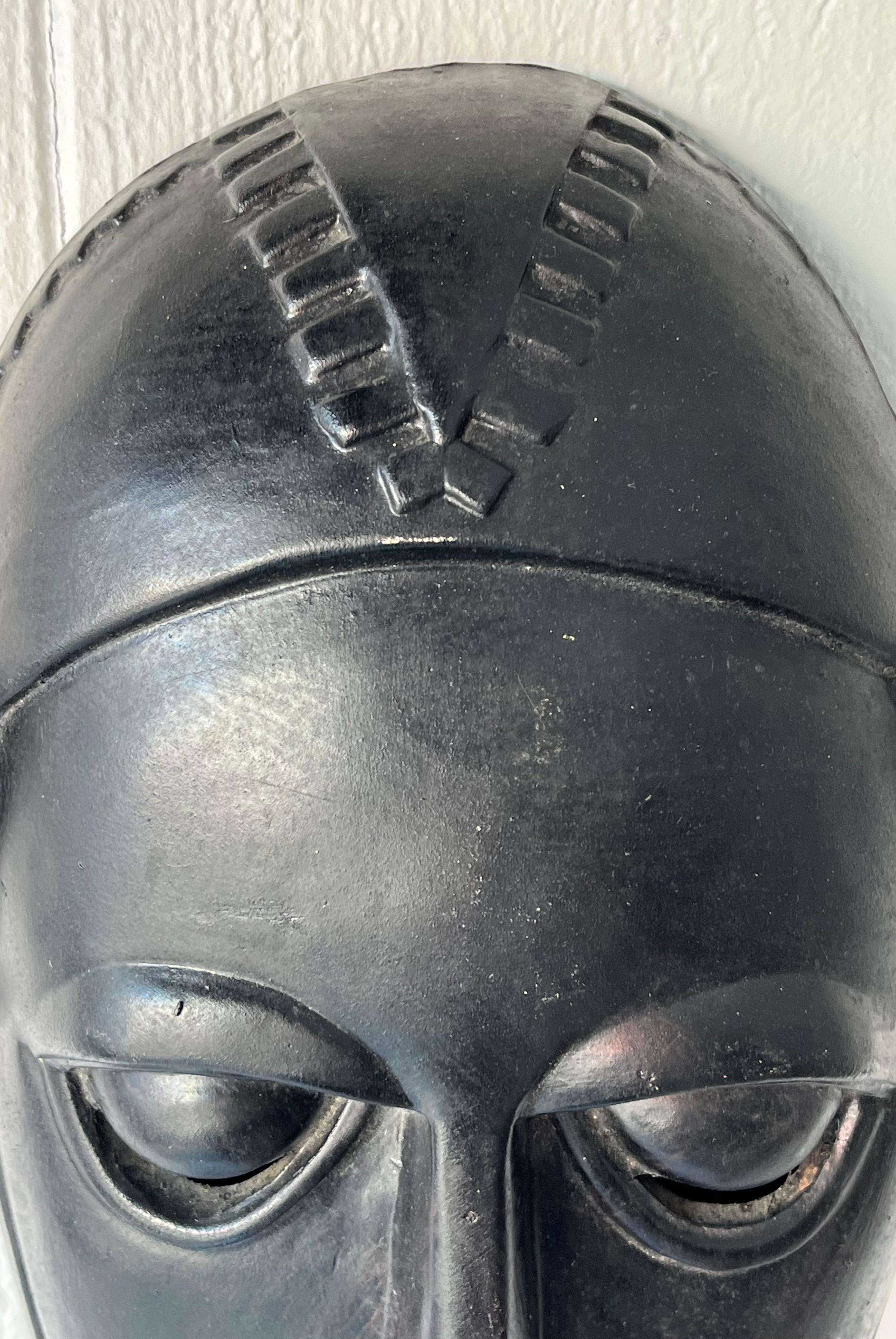 Moderno Maschera tribale in ceramica nera - CIRCA 1950/70 in vendita