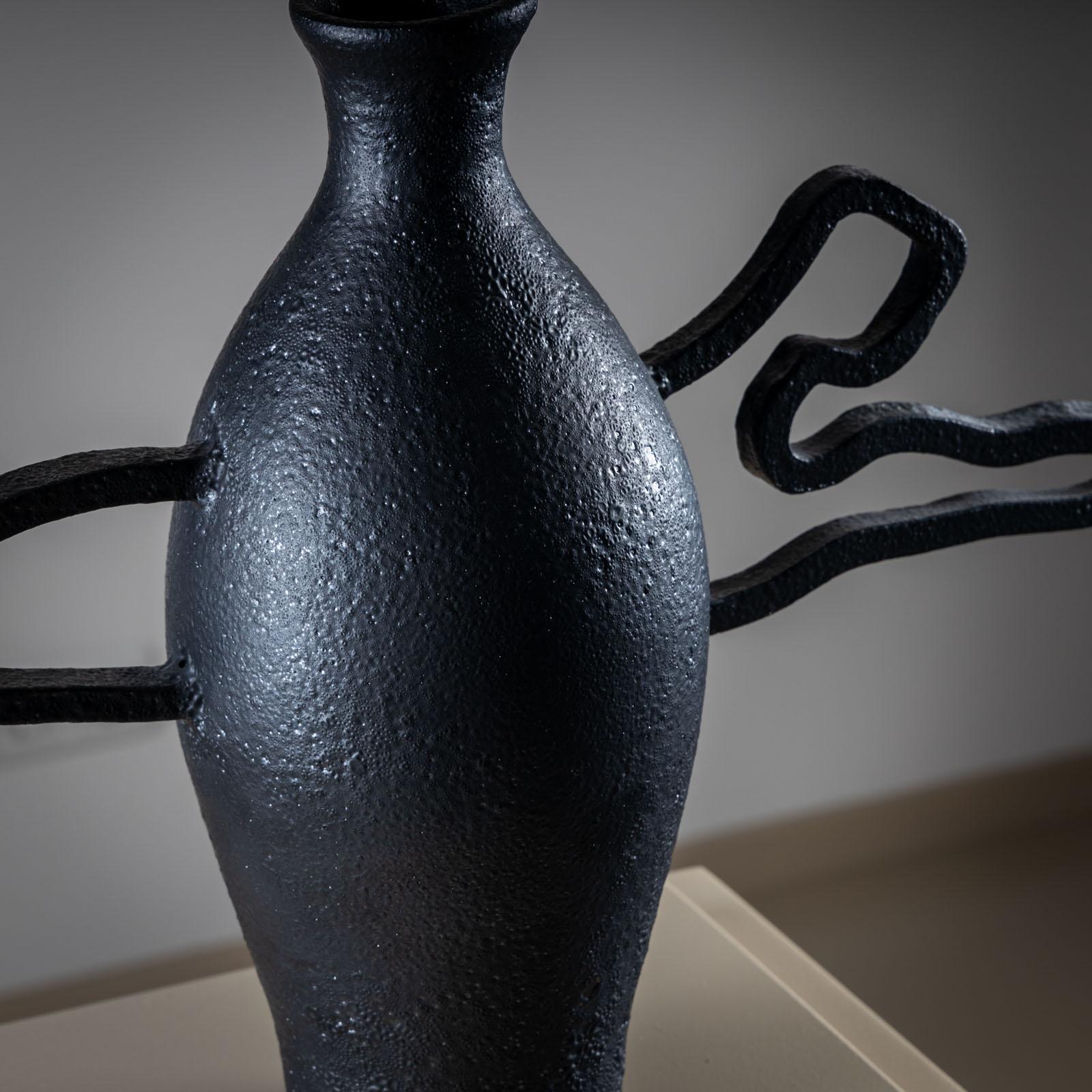 Vaso in ceramica nera di Poemu, Francia 2023 In condizioni Nuovo in vendita a New York, NY