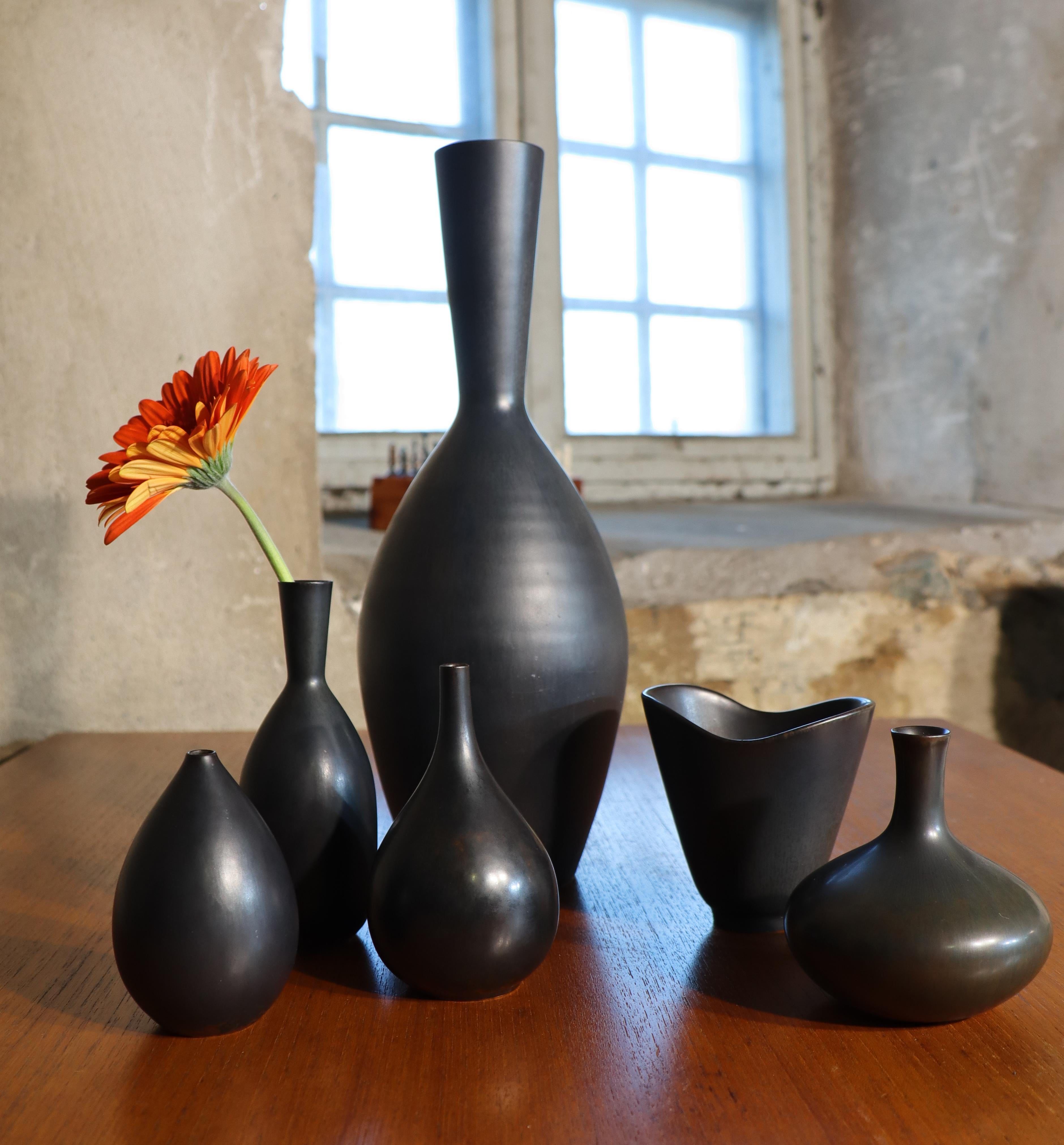 Schwarze Keramikvase - Carl-Harry Stålhane - Rörstrand - Mitte des 20. Jahrhunderts im Angebot 4