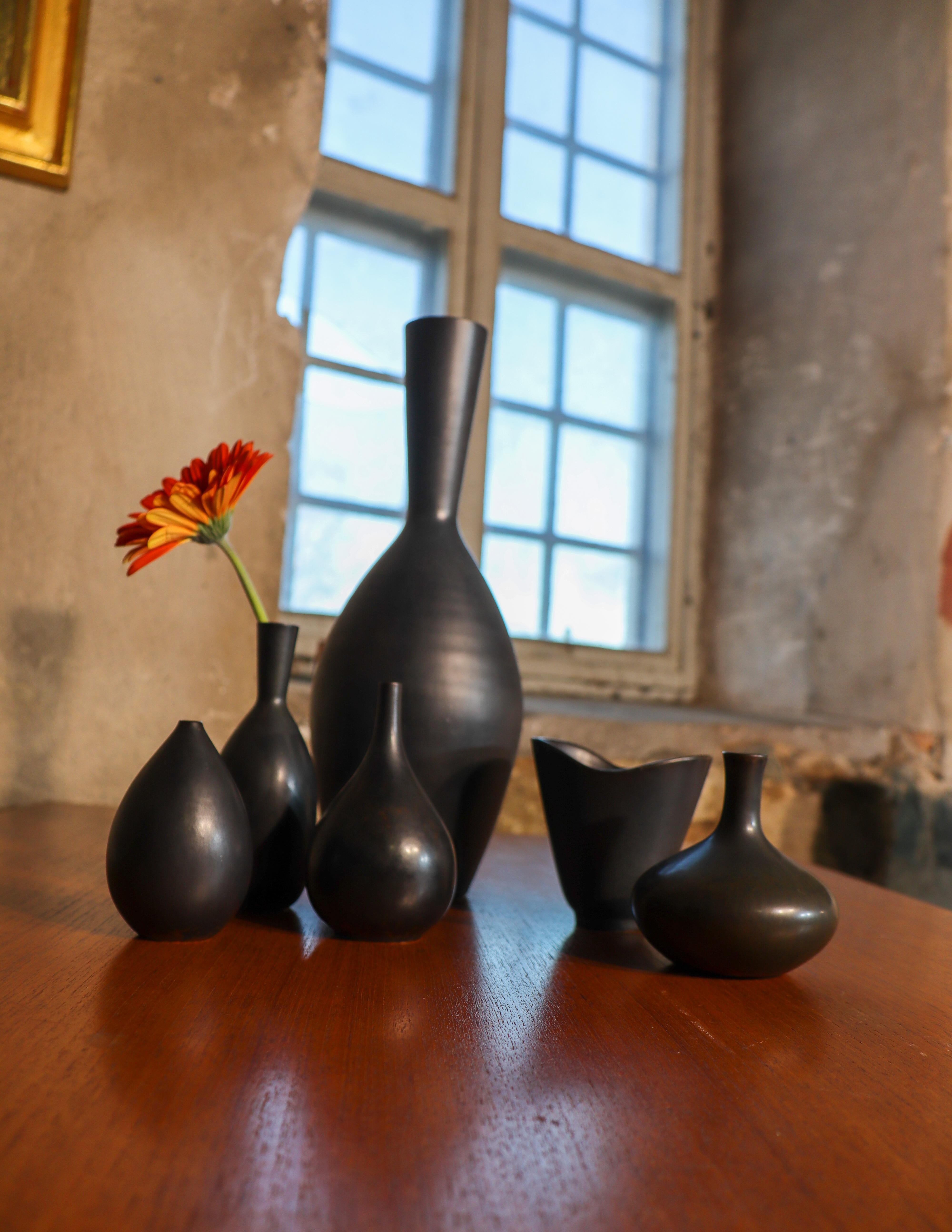 Schwarze Keramikvase - Carl-Harry Stålhane - Rörstrand - Mitte des 20. Jahrhunderts im Angebot 5