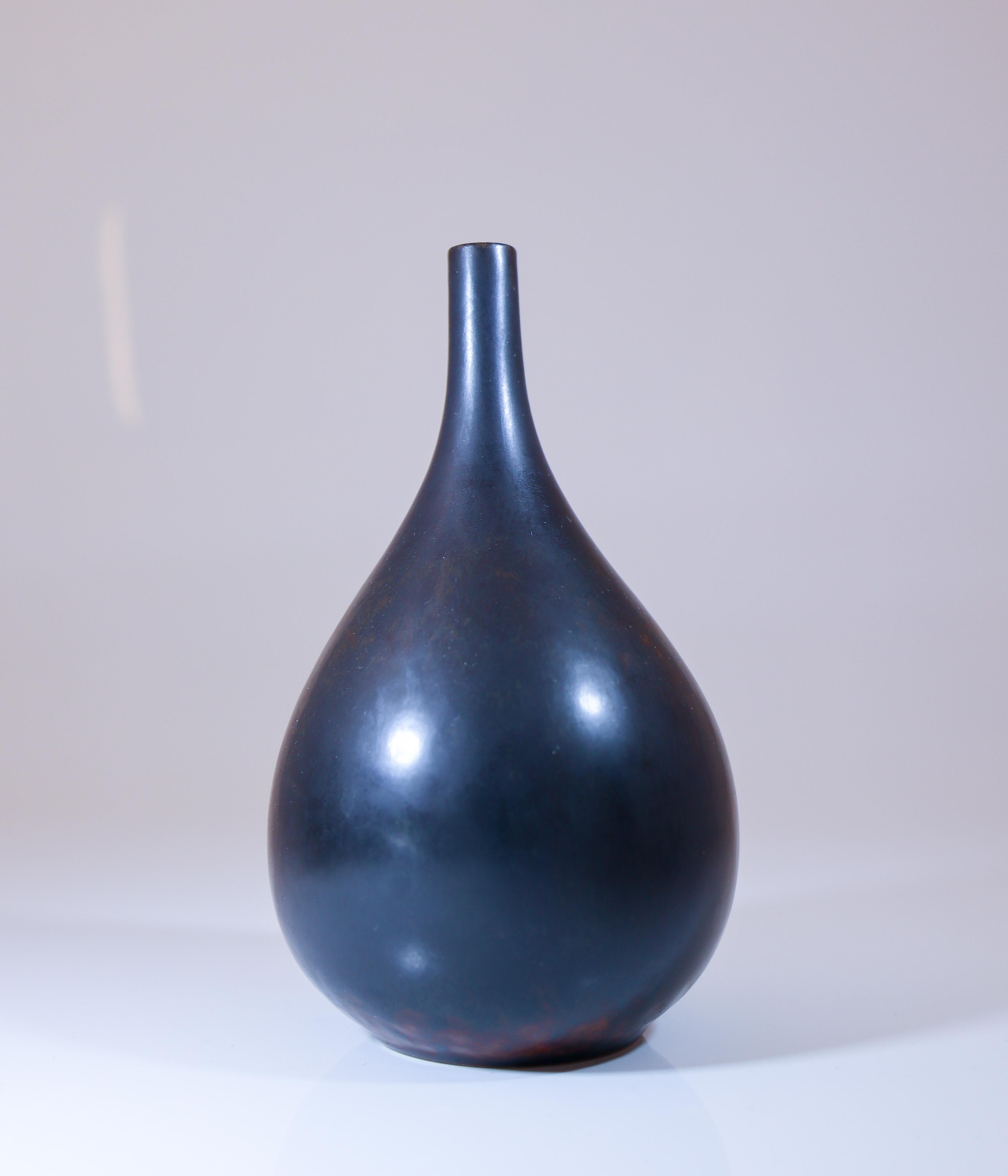Eine schwarze Vase, entworfen von Carl-Harry Stålhane bei Rörstrand. Die Vase ist 13,5 cm (5,4