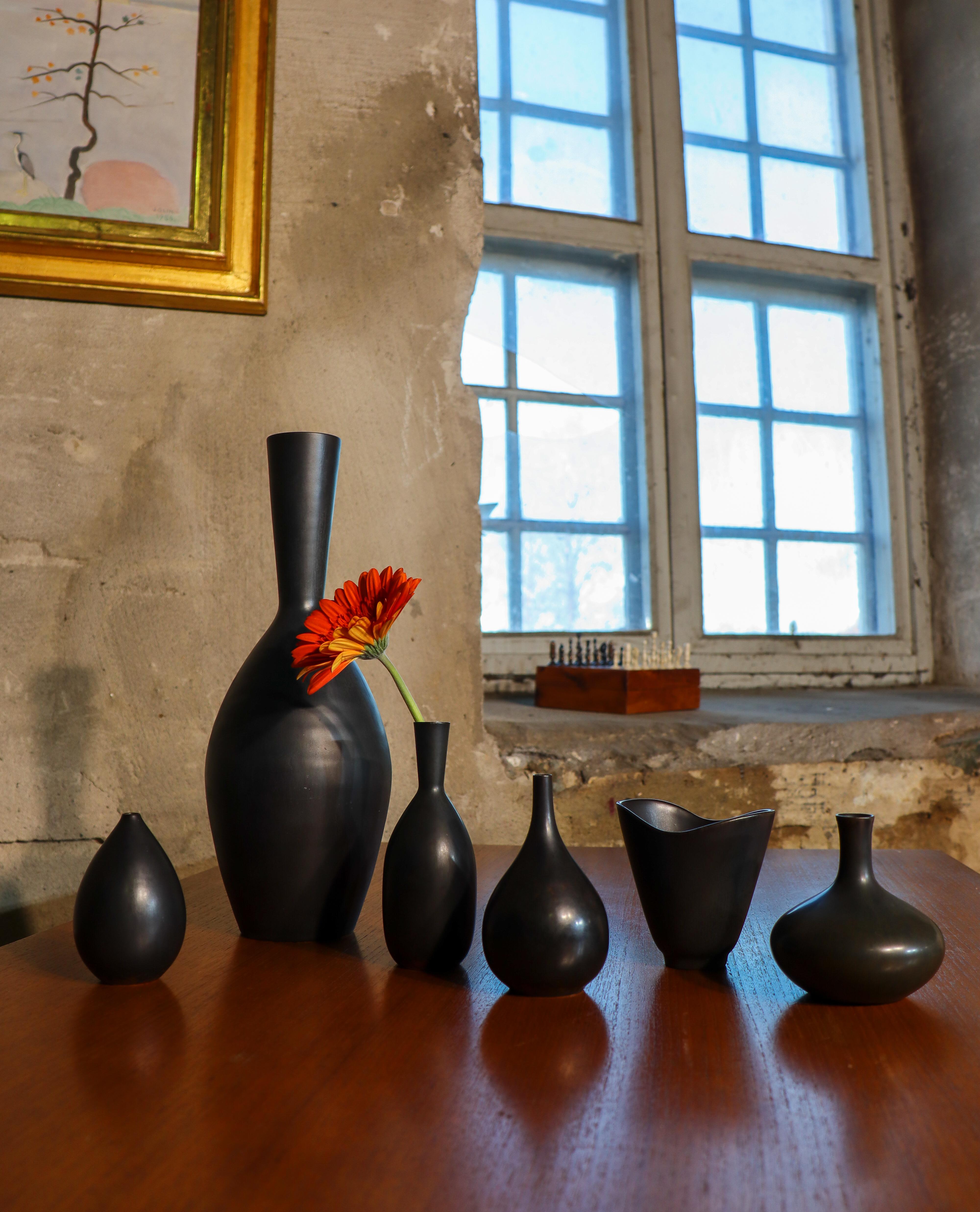 Schwarze Keramikvase - Carl-Harry Stålhane - Rörstrand - Mitte des 20. Jahrhunderts (Skandinavische Moderne) im Angebot