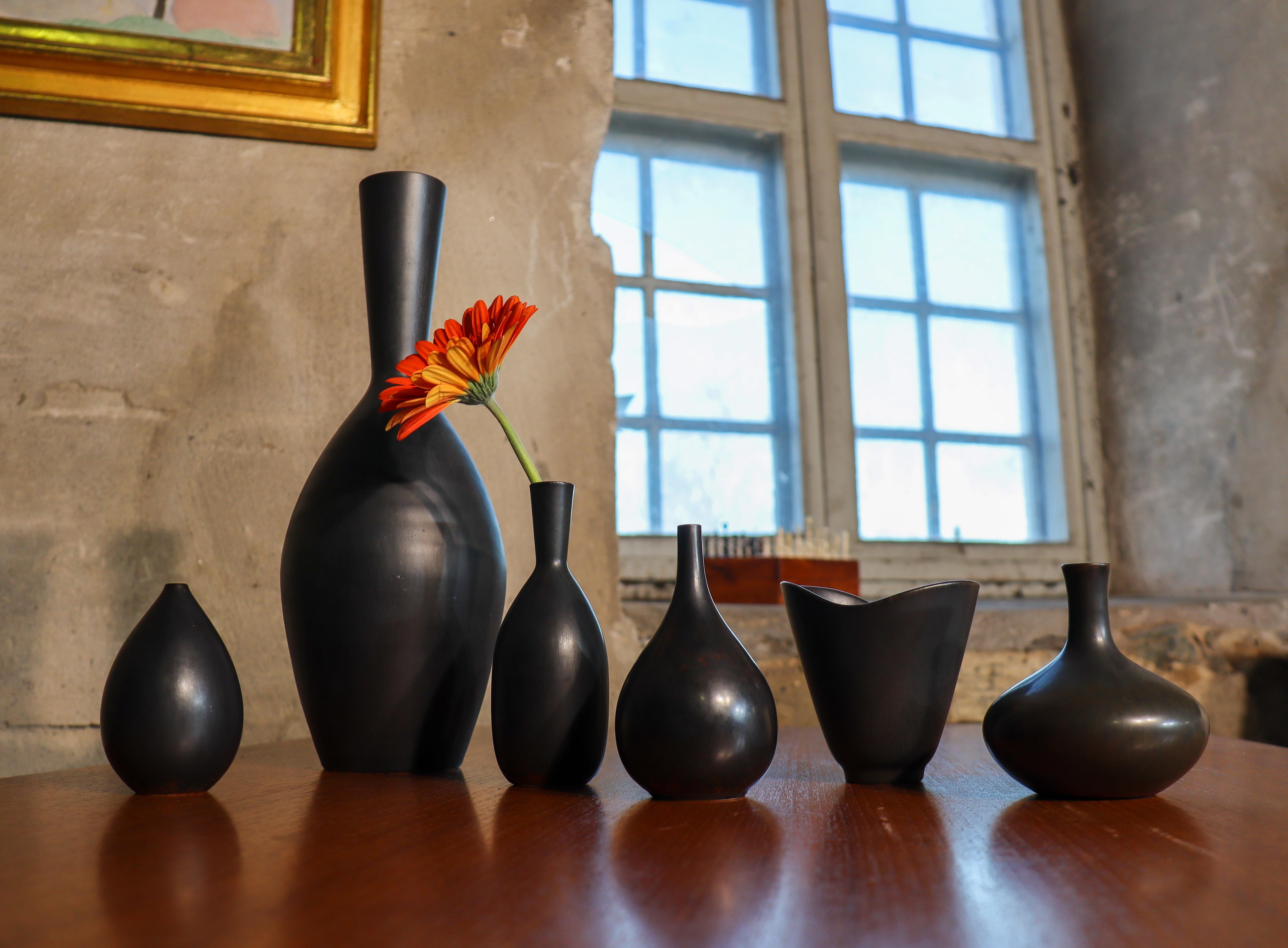 Svedese Vaso in ceramica nera - Carl-Harry Stålhane - Rörstrand - metà del XX secolo in vendita