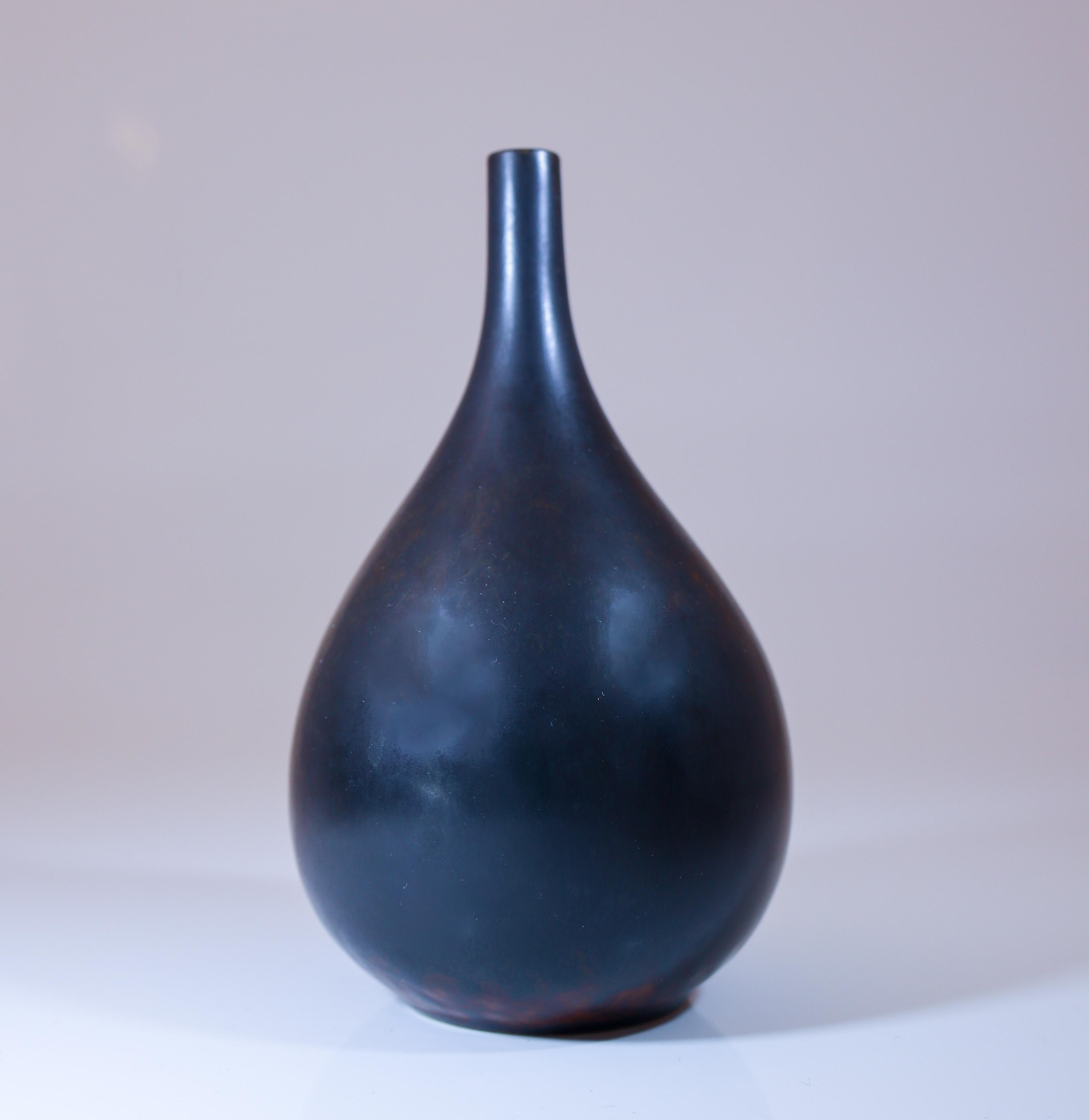 Schwarze Keramikvase - Carl-Harry Stålhane - Rörstrand - Mitte des 20. Jahrhunderts (Schwedisch) im Angebot