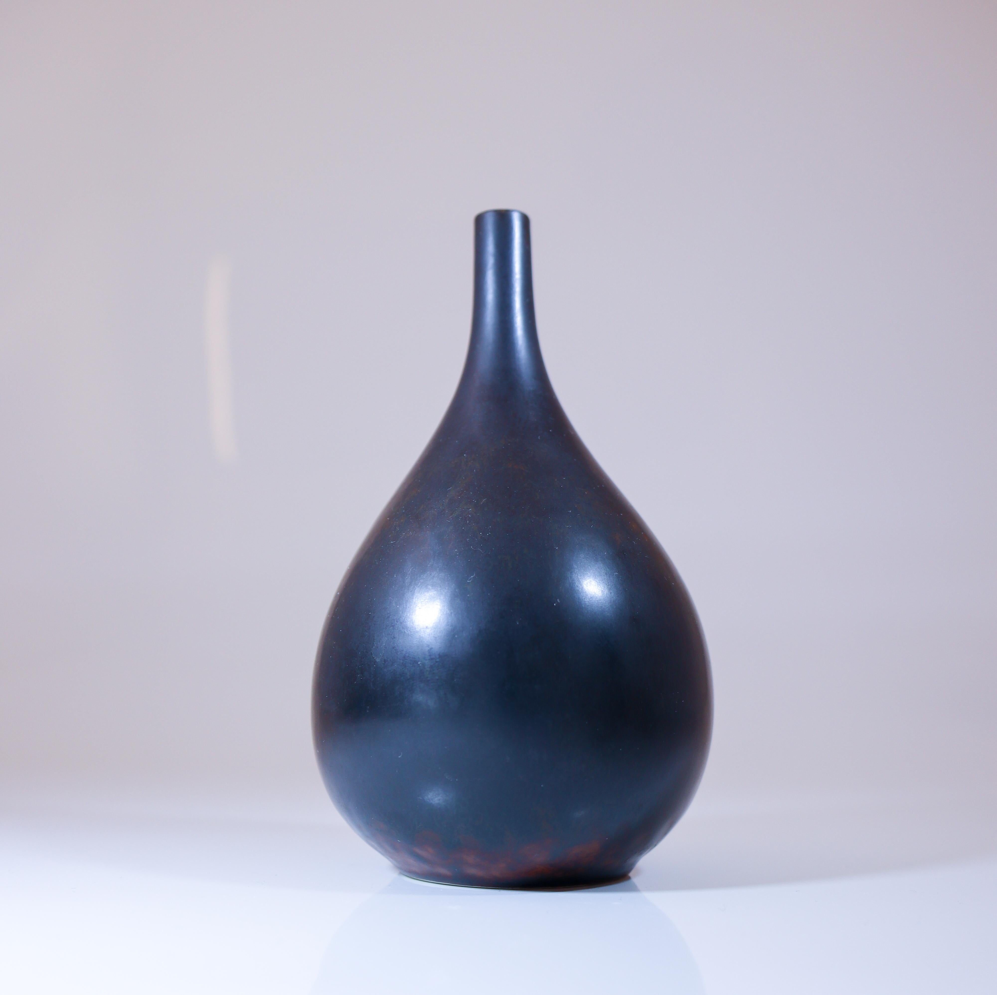 Schwarze Keramikvase - Carl-Harry Stålhane - Rörstrand - Mitte des 20. Jahrhunderts (Glasiert) im Angebot