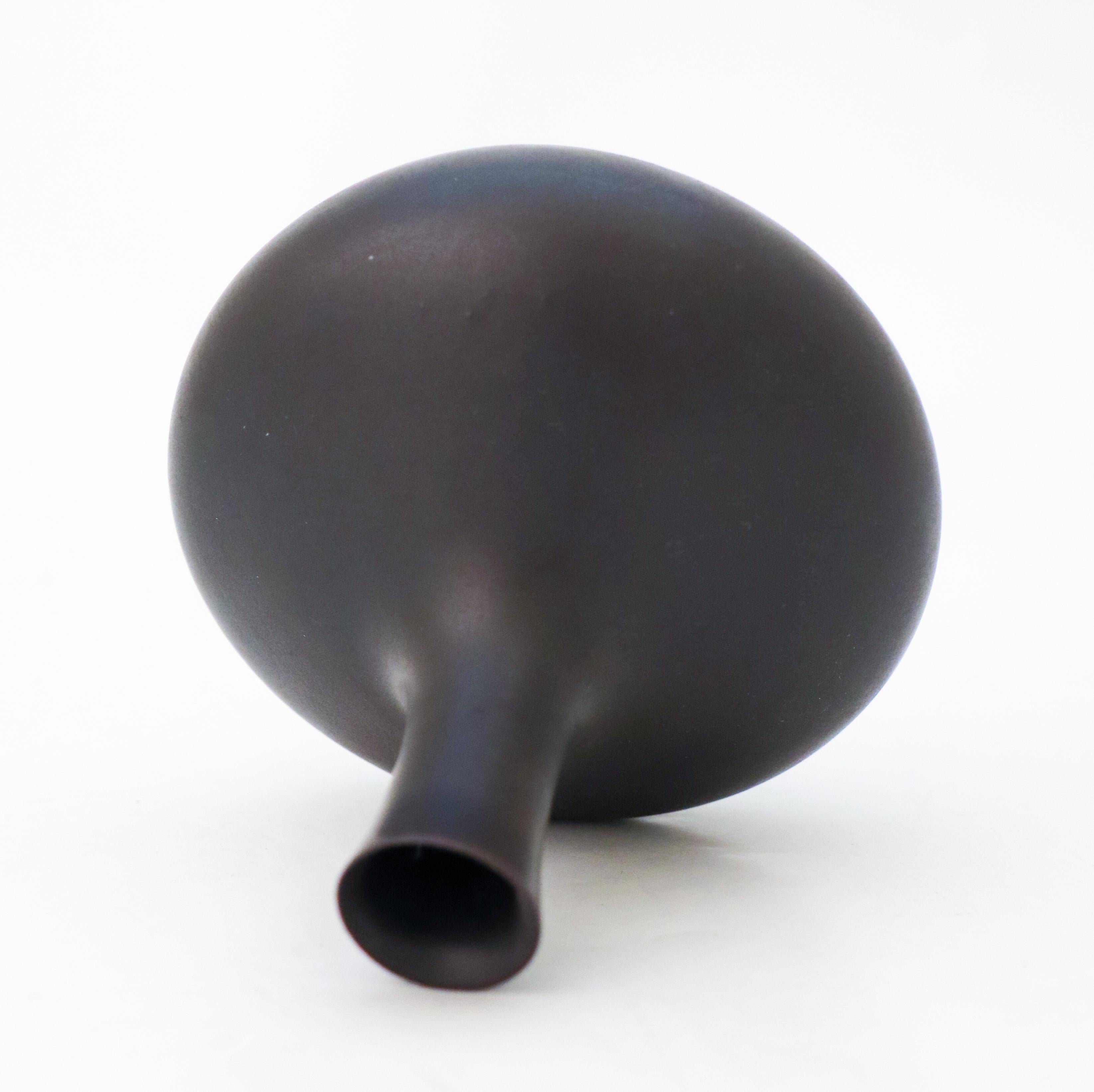 Black Ceramic Vase - Carl-Harry Stålhane - Rörstrand - Mid 20th Century In Excellent Condition For Sale In Stockholm, SE
