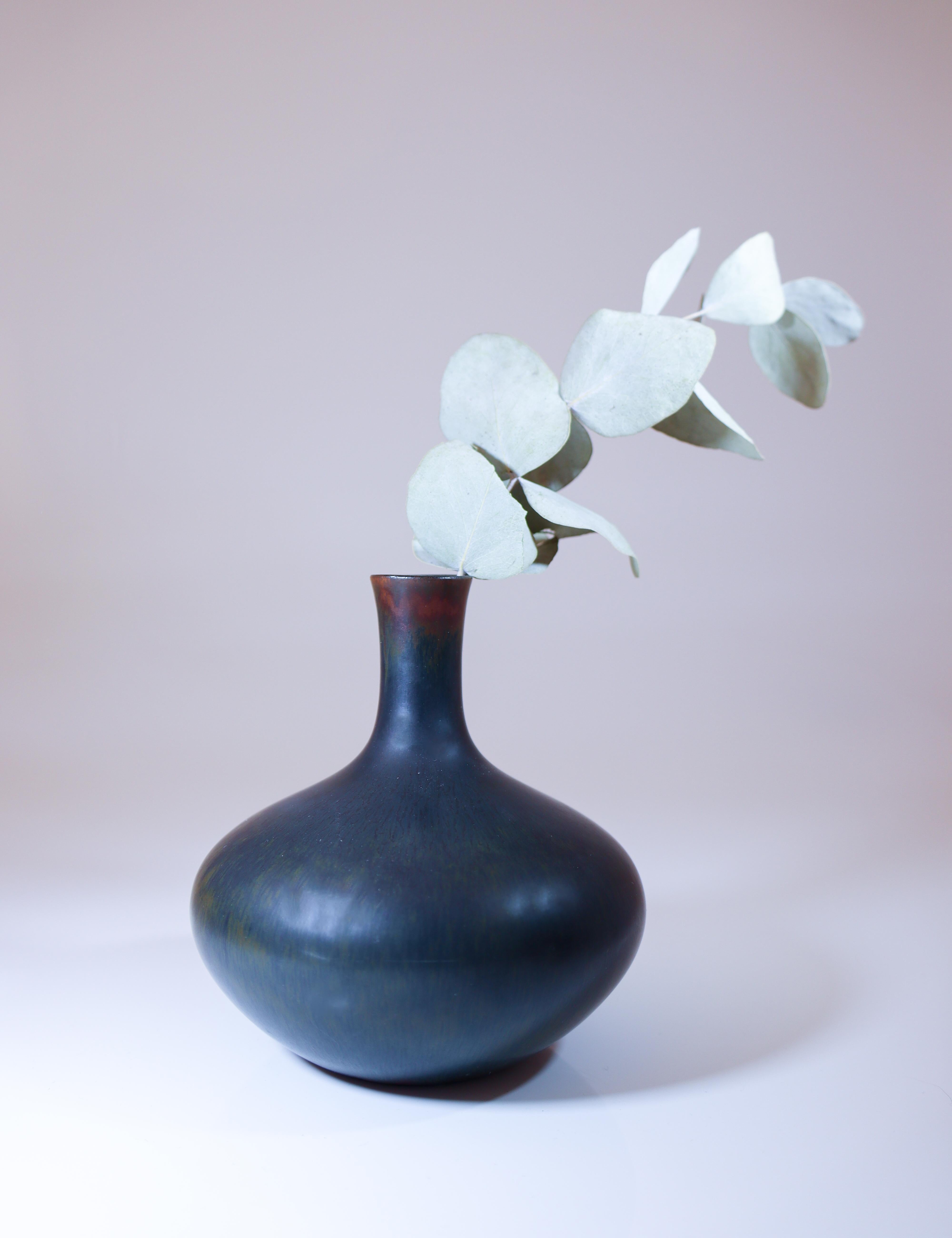 Black Ceramic Vase - Carl-Harry Stålhane - Rörstrand - Mid 20th Century In Excellent Condition For Sale In Stockholm, SE