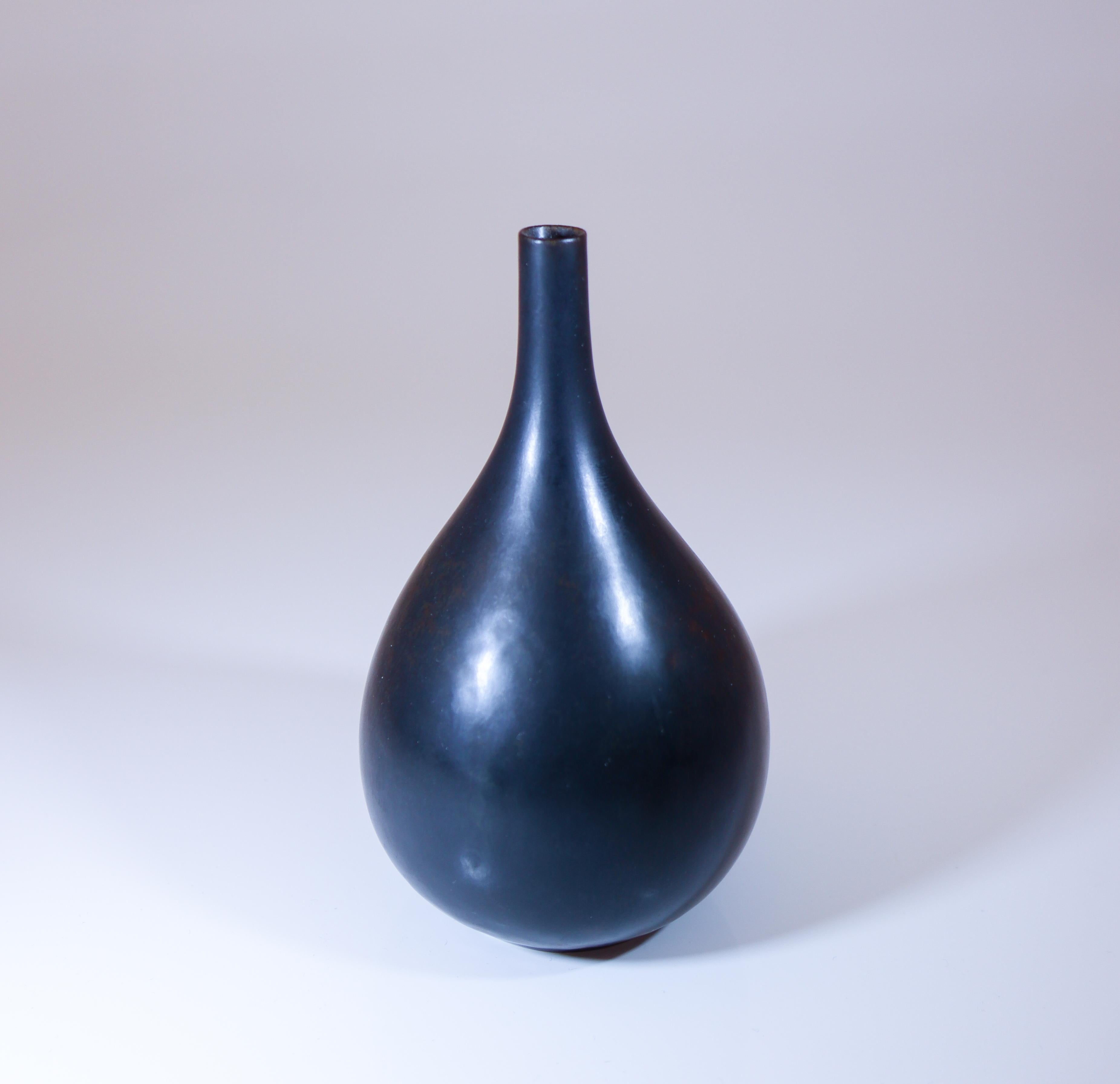 Schwarze Keramikvase - Carl-Harry Stålhane - Rörstrand - Mitte des 20. Jahrhunderts im Zustand „Hervorragend“ im Angebot in Stockholm, SE