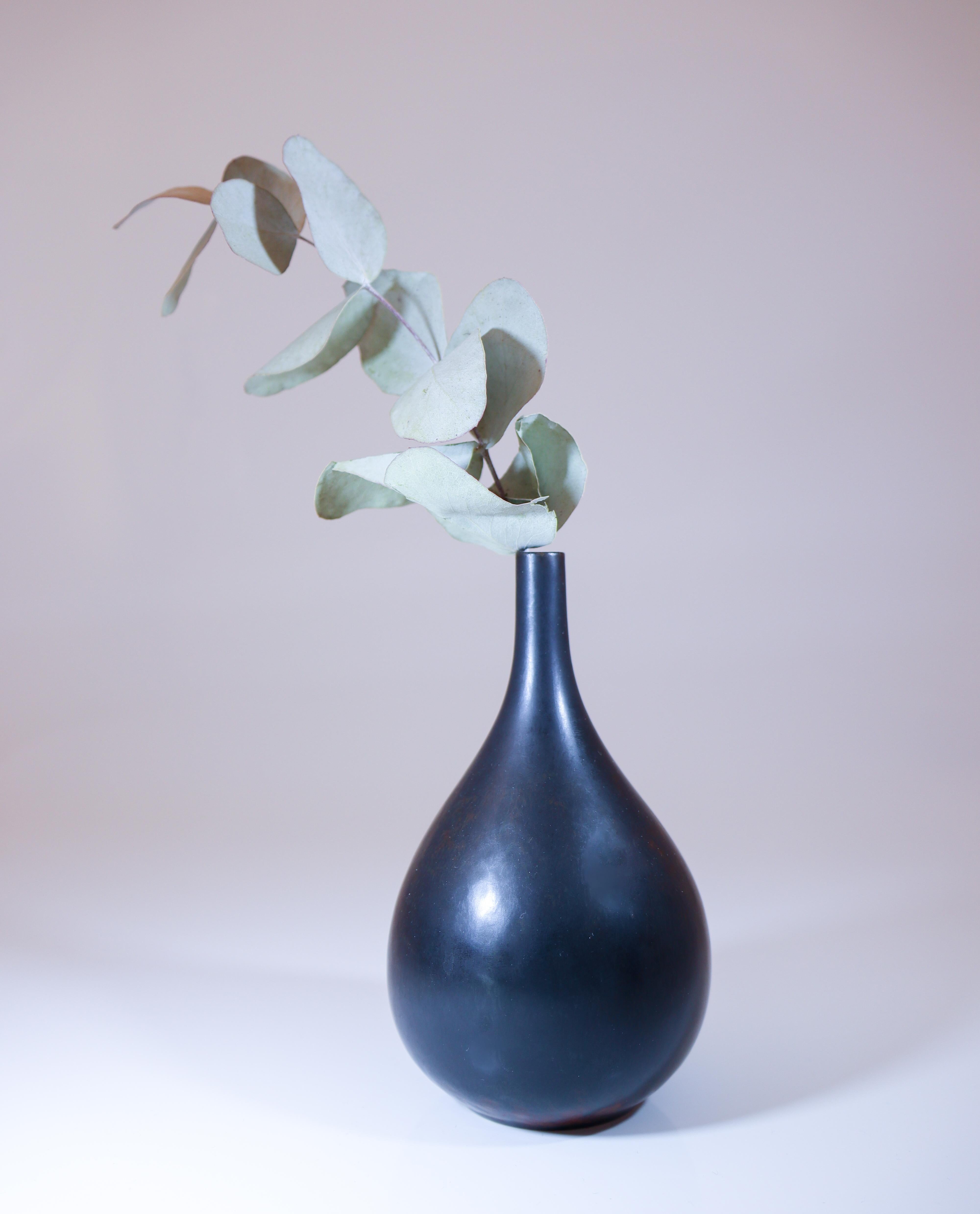 Schwarze Keramikvase - Carl-Harry Stålhane - Rörstrand - Mitte des 20. Jahrhunderts im Angebot 1