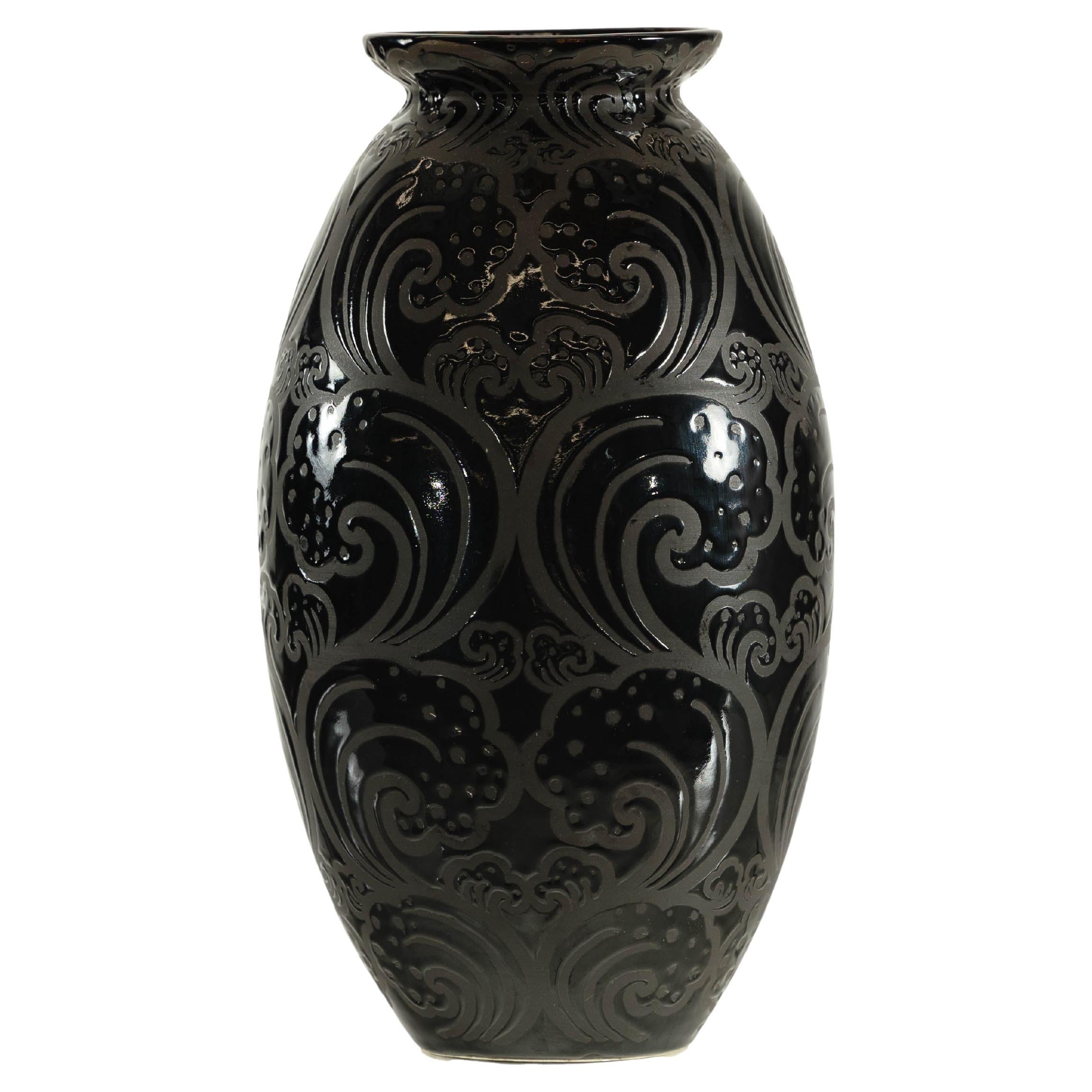 Vase en céramique noire à motif de vagues en relief et finition brillante