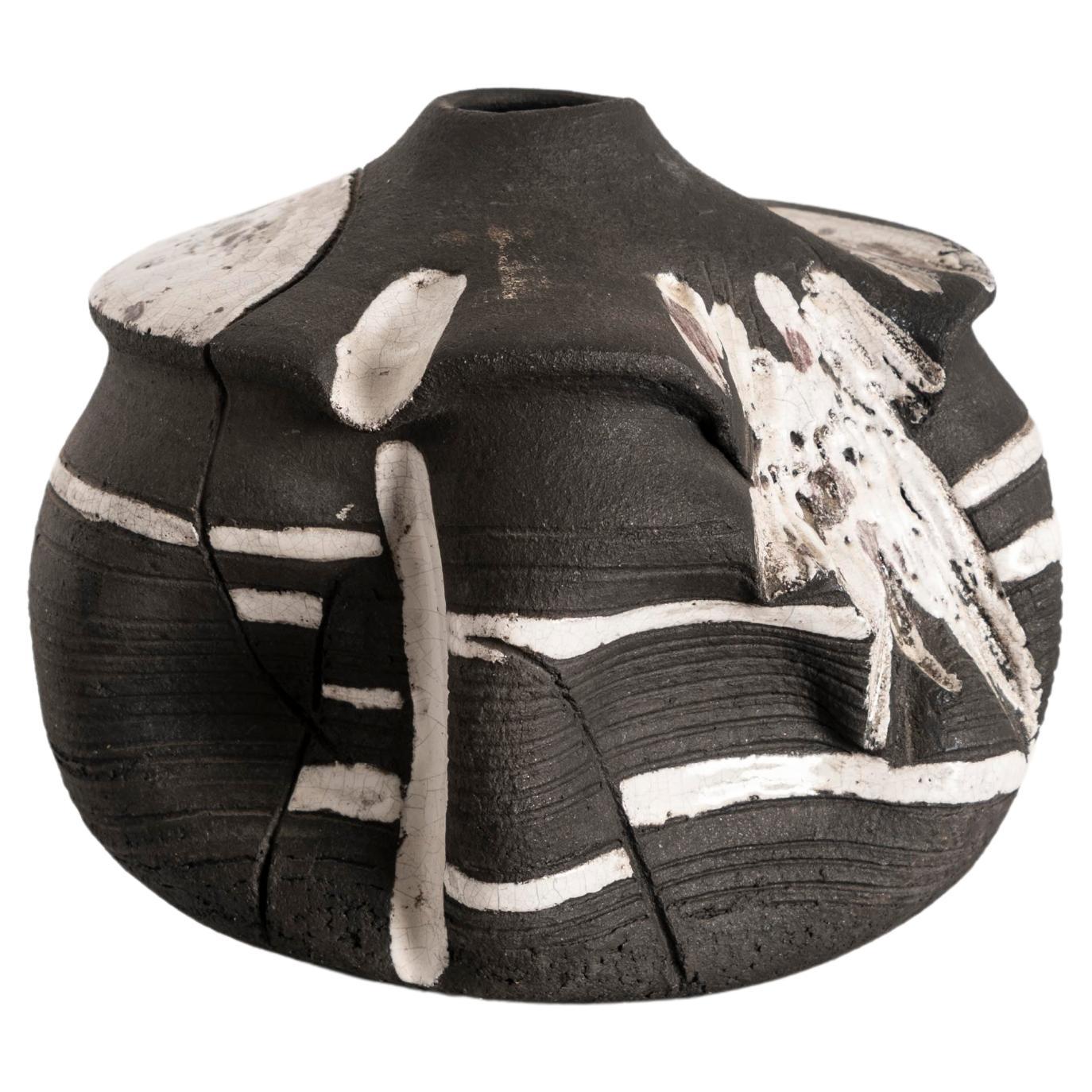 Vaso in ceramica nera con smalto bianco, firmato in vendita