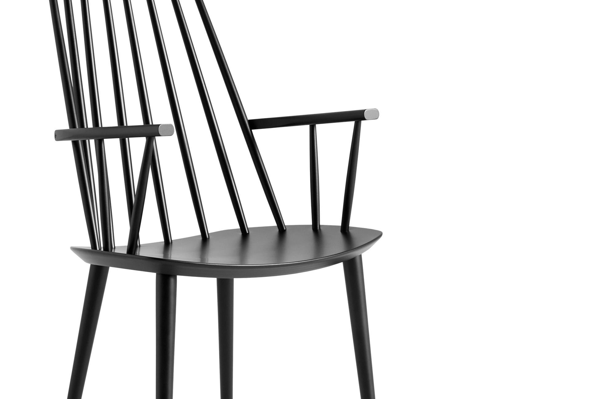 With the comfort of a lounge chair and the functionality of a dining chair by Poul M. Volther’s J110 chair offers equal measures of strong aesthetics and practicality. Long rods at the back and curved armrests create an inviting expression. Crafted