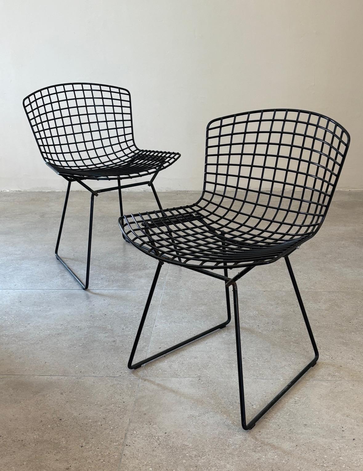 La Sedia Nera Mod. 420 di Harry Bertoia per Knoll, progettata nel 1953 negli Stati Uniti, è un'esplorazione scultorea del metallo e della forma che esemplifica la maestria di Bertoia nel fondere arte e funzionalità. Realizzata con barre d'acciaio
