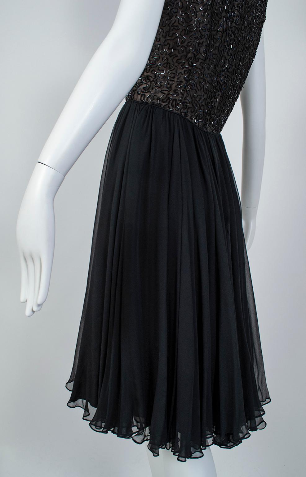 Robe de soirée noire ornée de perles Chandelier et illusion de transparence avec jupe trompette tourbillonnante, Taille M, années 1950 en vente 5