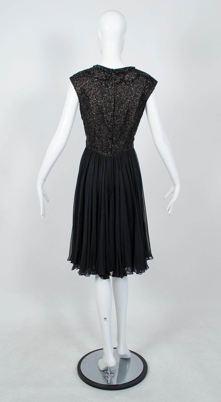Noir Robe de soirée noire ornée de perles Chandelier et illusion de transparence avec jupe trompette tourbillonnante, Taille M, années 1950 en vente