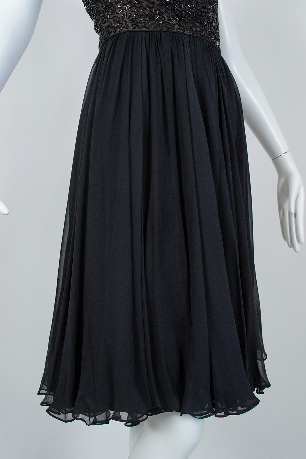 Robe de soirée noire ornée de perles Chandelier et illusion de transparence avec jupe trompette tourbillonnante, Taille M, années 1950 en vente 4