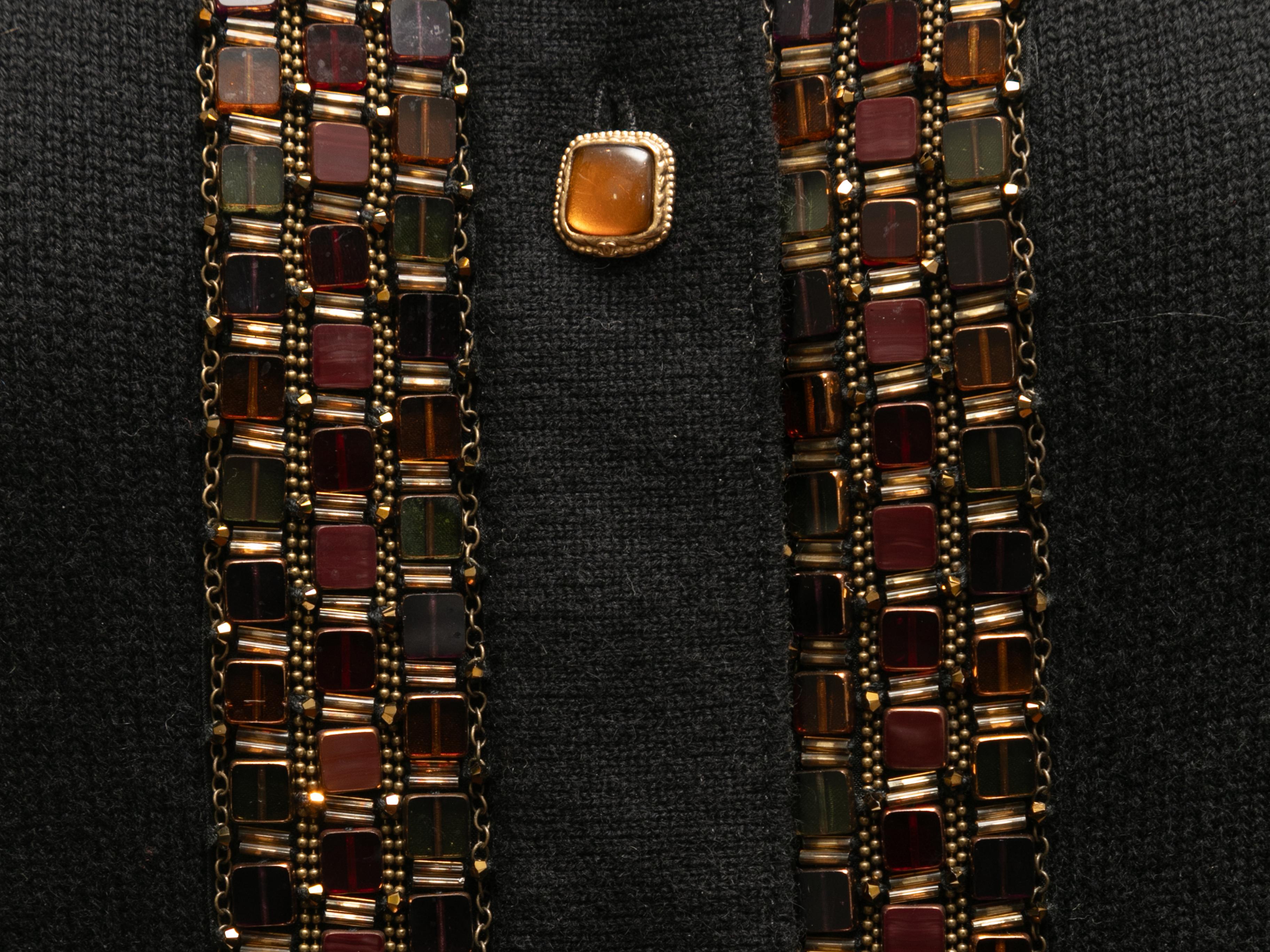 Schwarze, mit Perlen besetzte Strickjacke aus Kaschmir von Chanel. Circa 2011. Rundhalsausschnitt. Zwei Gesäßtaschen. Cabochon-Knopfverschlüsse vorne. 40