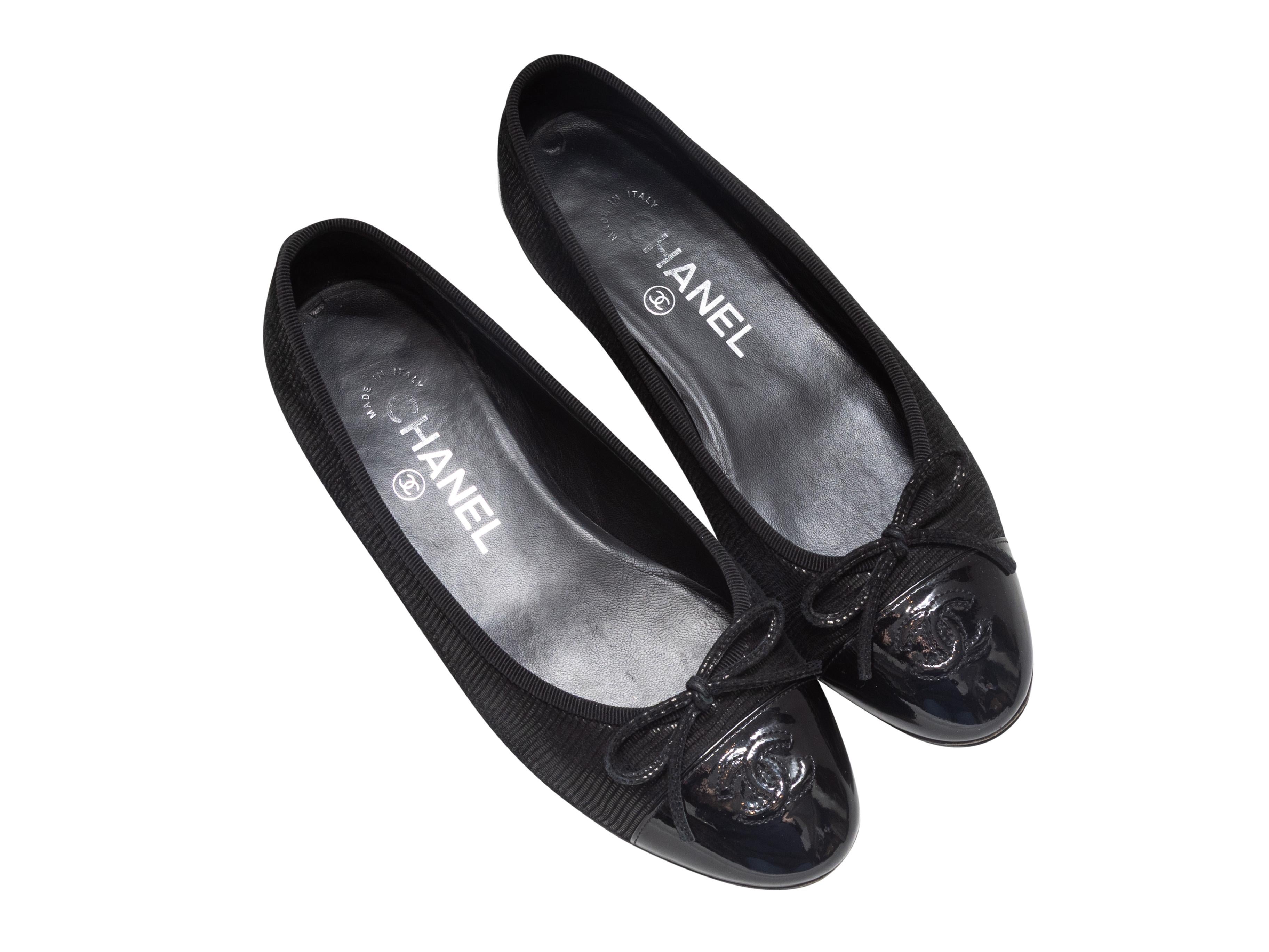 Ballerines noires à capuchon de Chanel. Garniture en gros-grain et nœud sur le dessus. Talons à hauteur d'homme. Hauteur de talon de 0.5