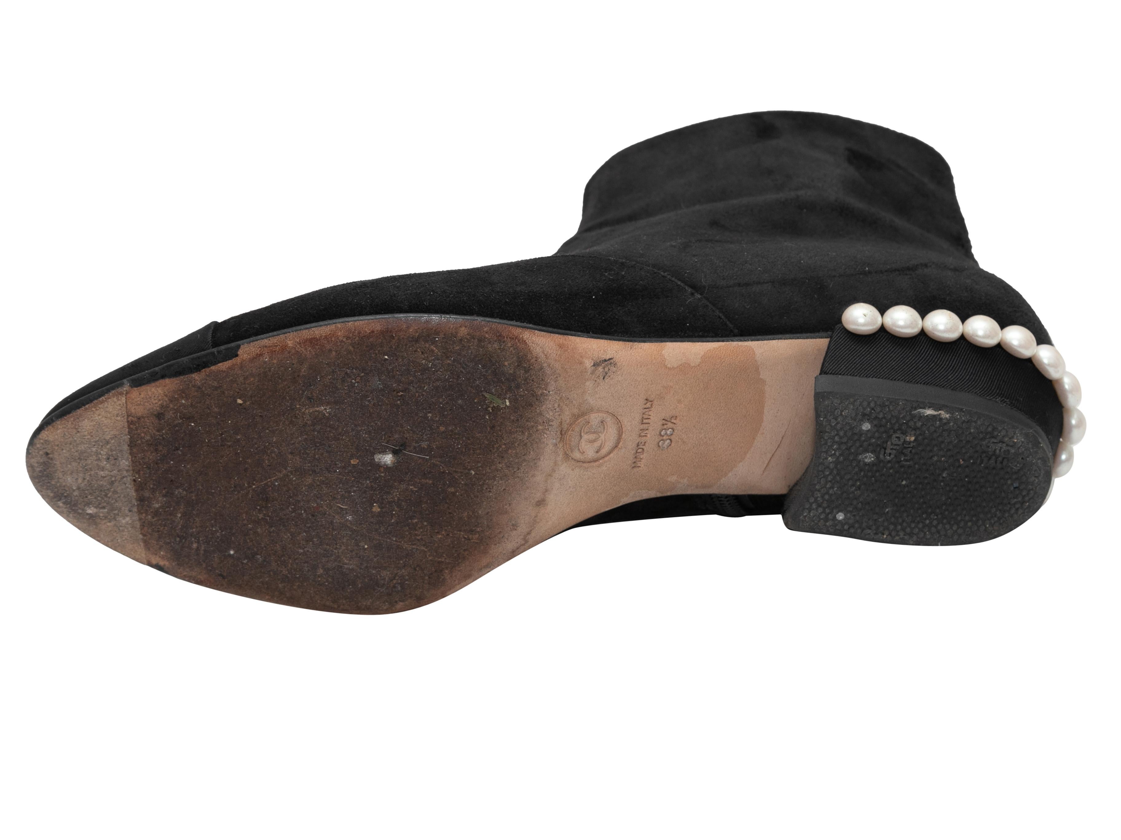 Schwarze Chanel Cap-Toe-Stiefeletten mit Perlenbesatz und Zehenkappe Größe 38.5 im Angebot 1