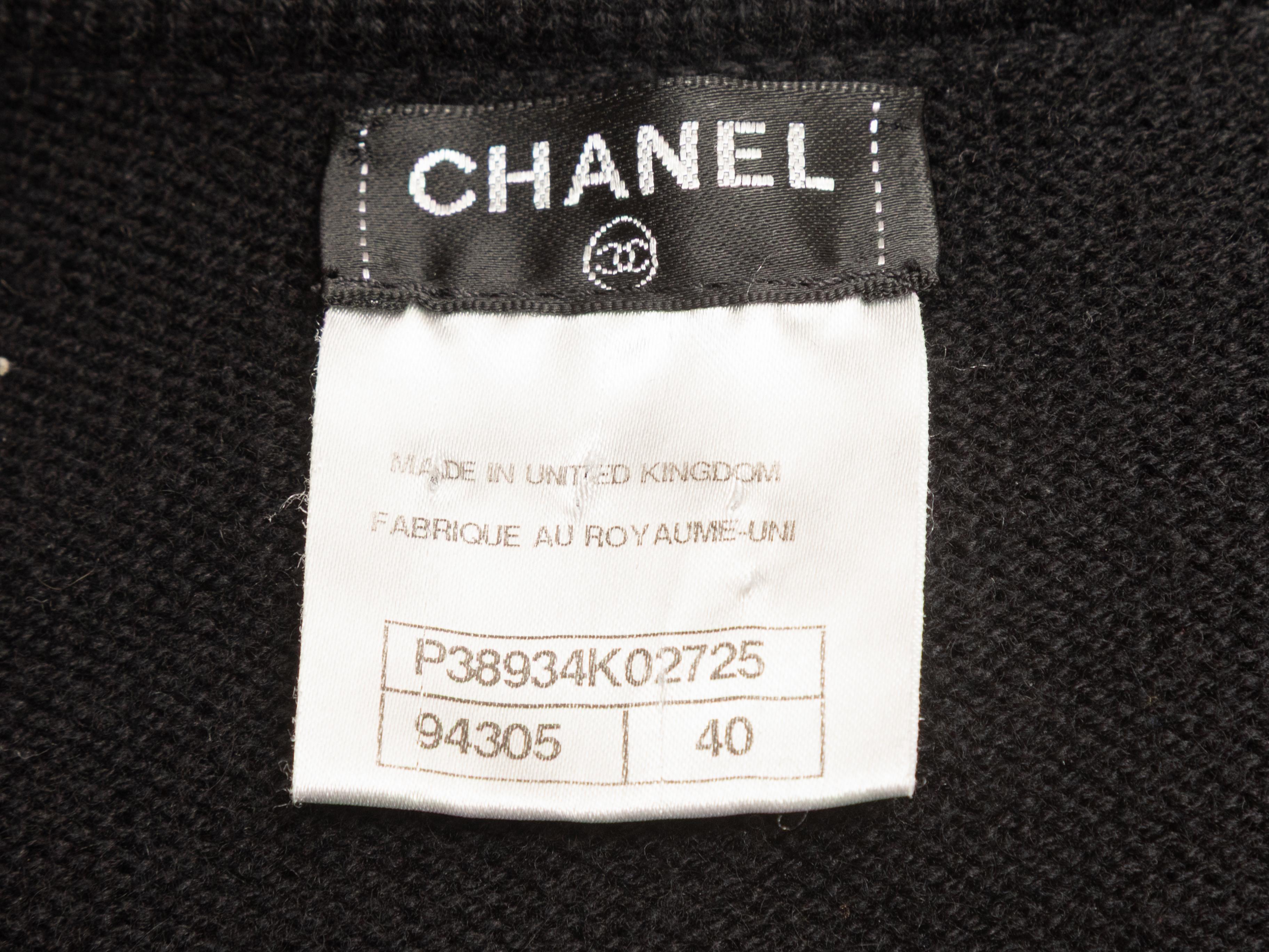 Schwarze Kaschmir-Strickjacke mit Knopfleiste von Chanel. Stehkragen. Vier Fronttaschen. Knopfverschlüsse in der vorderen Mitte. 32