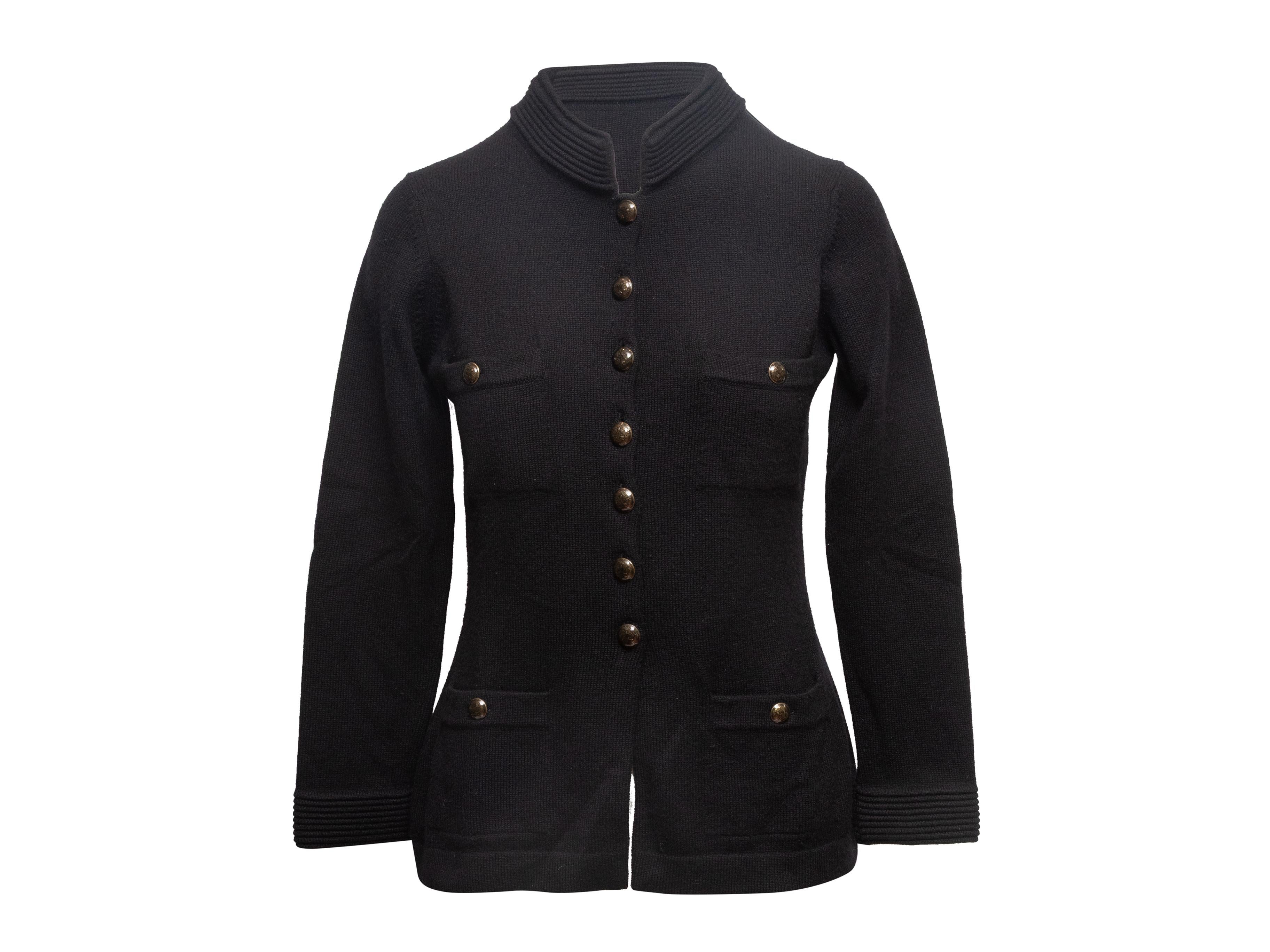 Schwarze Chanel Kaschmir Strickjacke mit Knopfleiste Größe FR 40 im Angebot 1