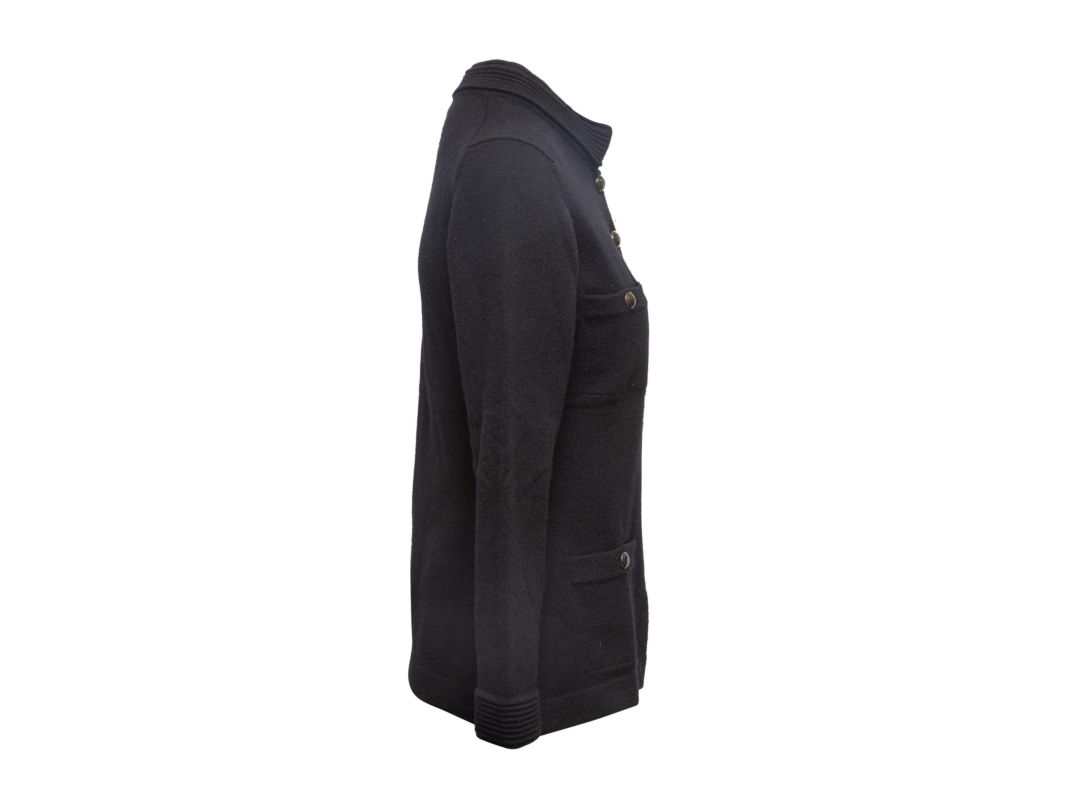 Schwarze Chanel Kaschmir Strickjacke mit Knopfleiste Größe FR 40 im Angebot 2