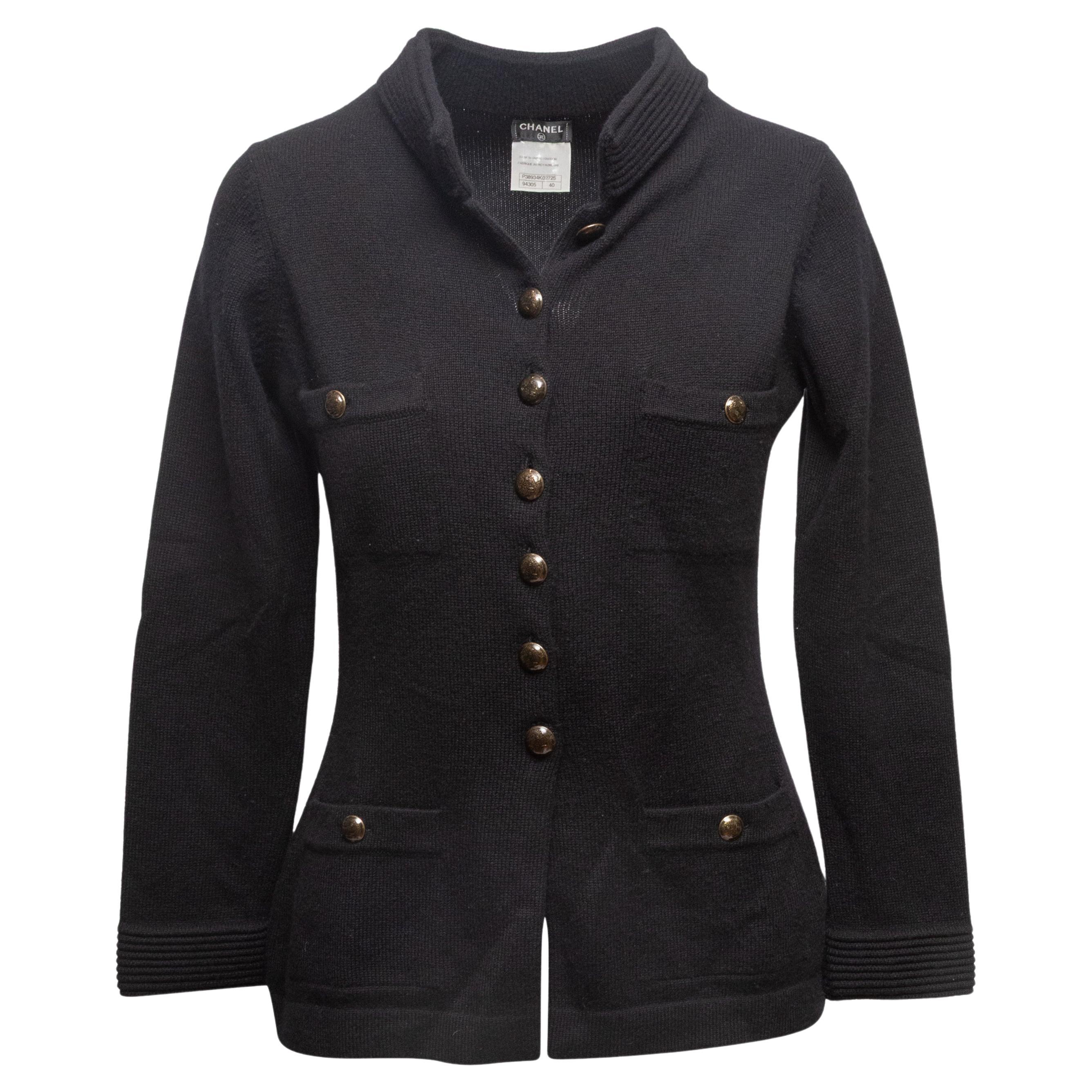 Schwarze Chanel Kaschmir Strickjacke mit Knopfleiste Größe FR 40 im Angebot