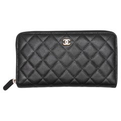 Schwarze Chanel gesteppte kontinentale Portemonnaie aus Leder in Kaviar