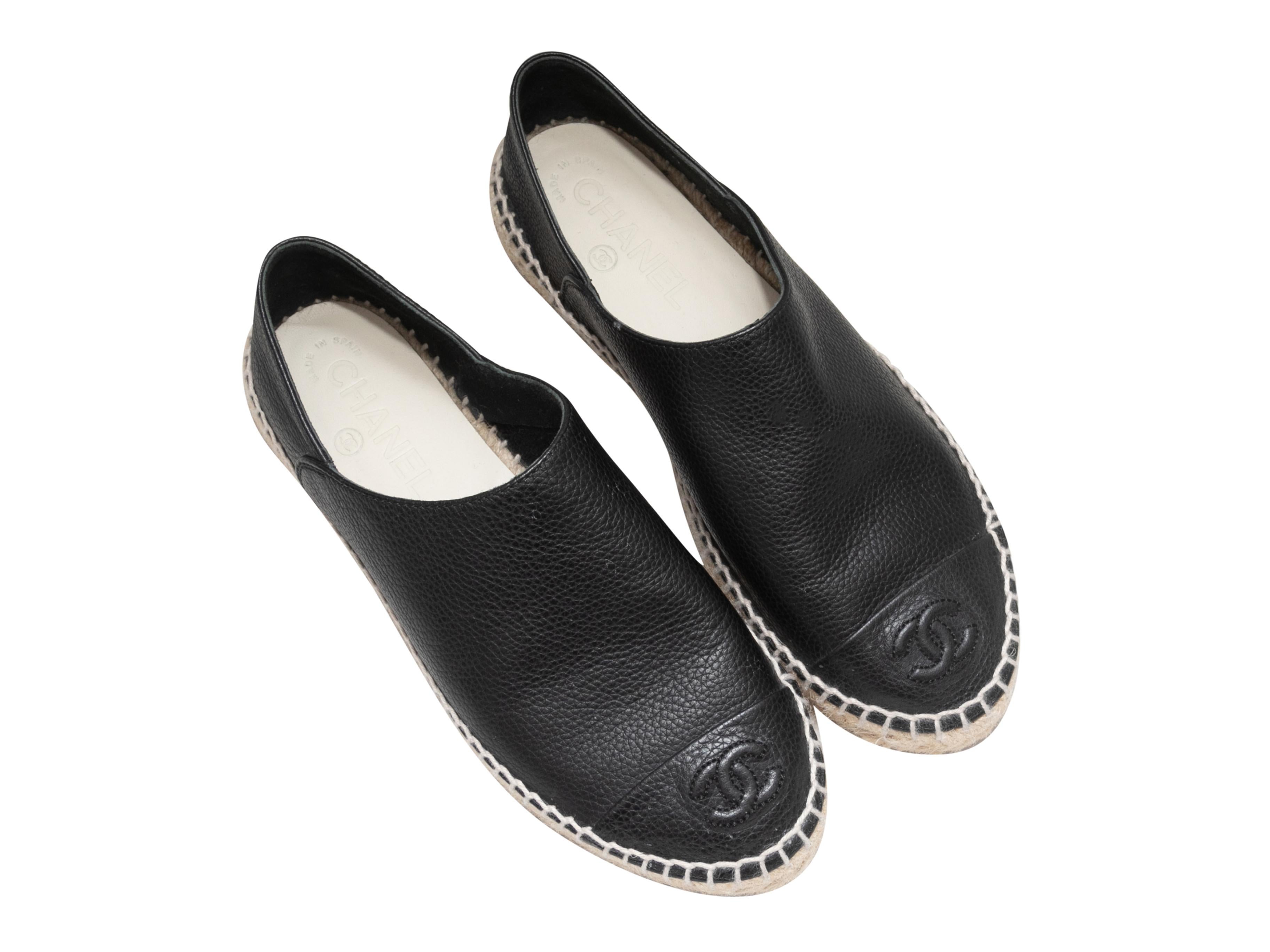 Espadrilles CAP en cuir noir de Chanel. Semelles en caoutchouc bordées de jute. Hauteur de la plateforme 1