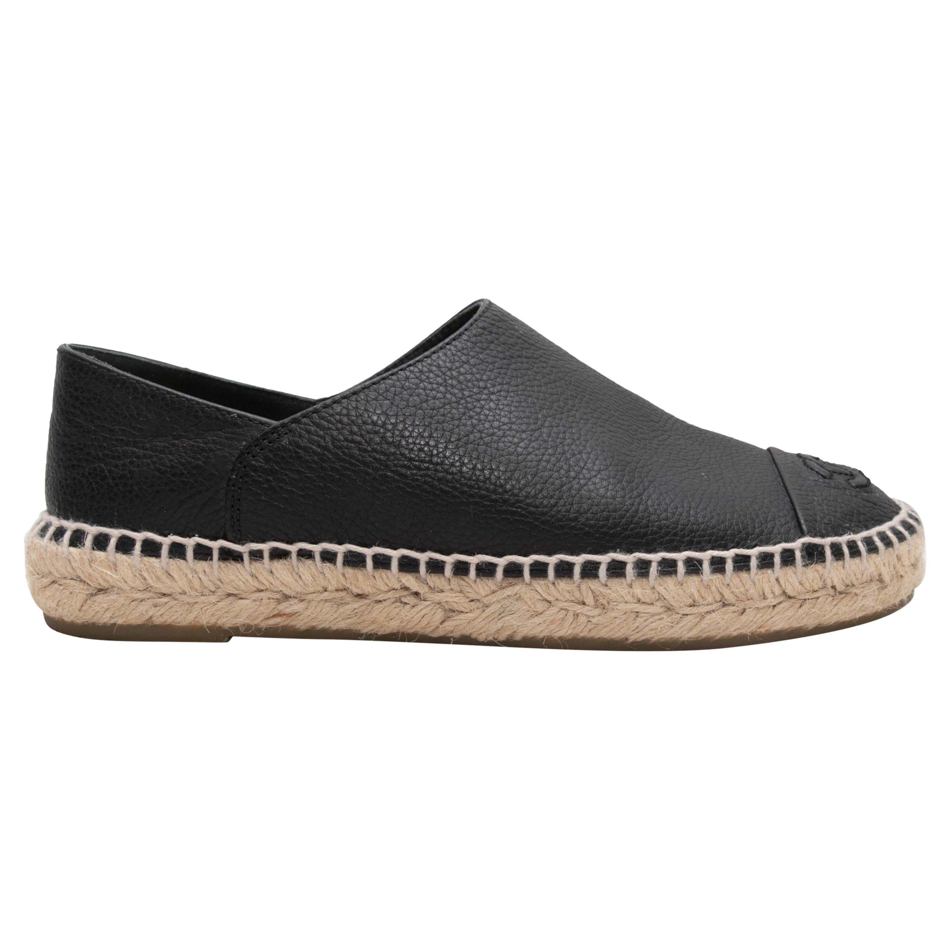 Chanel CC nero con punta a spillo e scarpe da ginnastica taglia 37