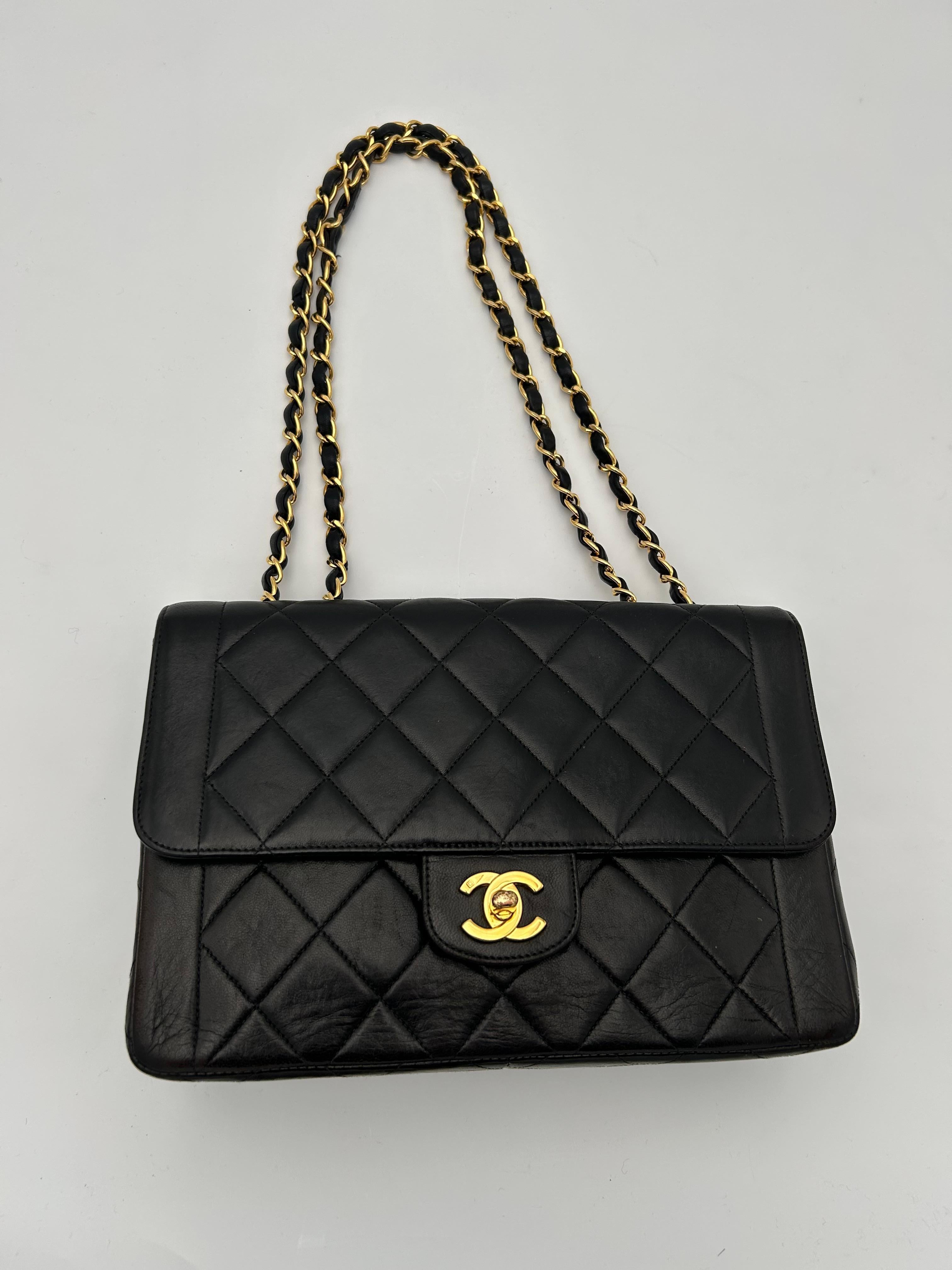 Sac à rabat Classic de Chanel, noir en vente 5
