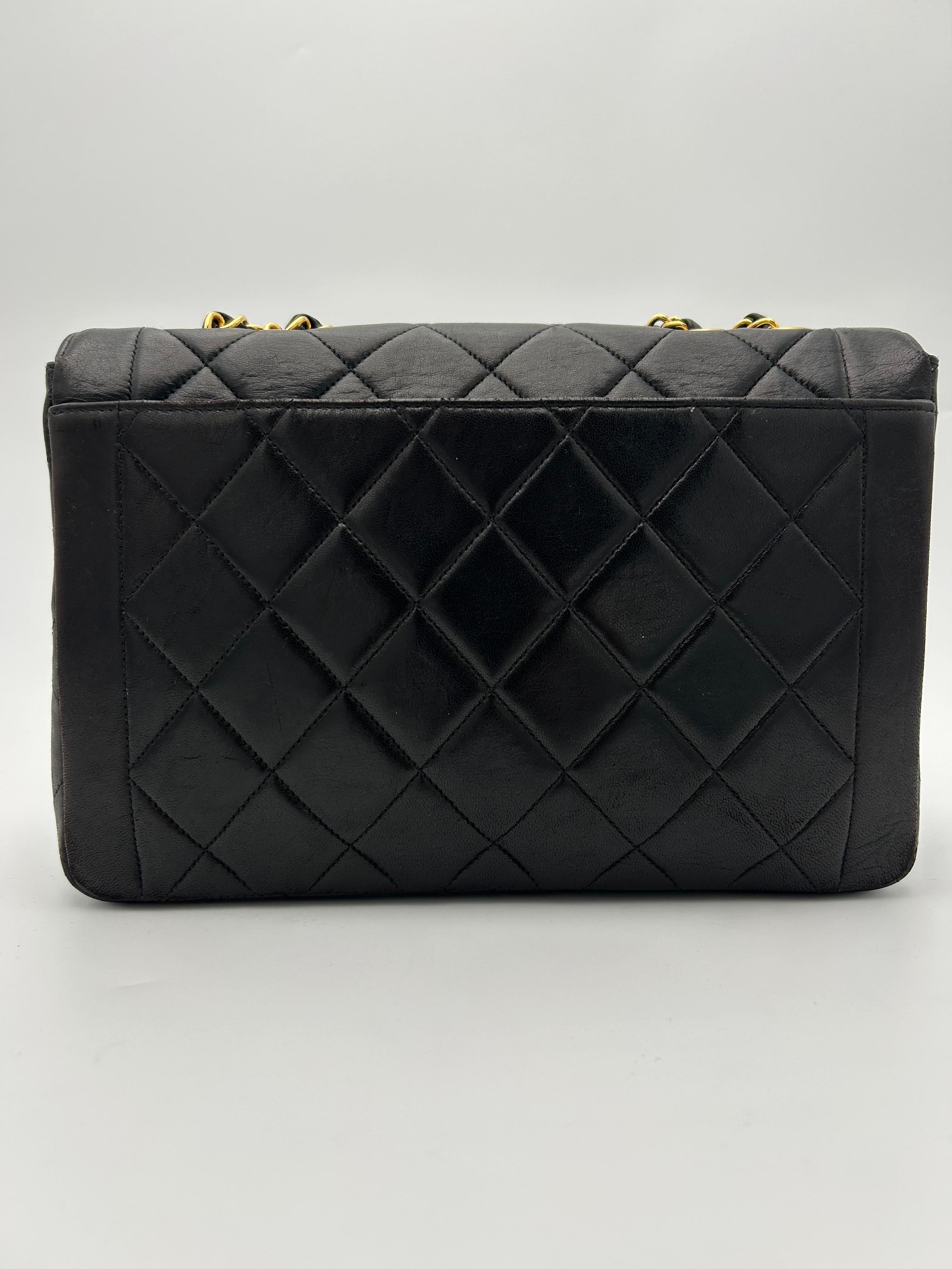 Noir Sac à rabat Classic de Chanel, noir en vente