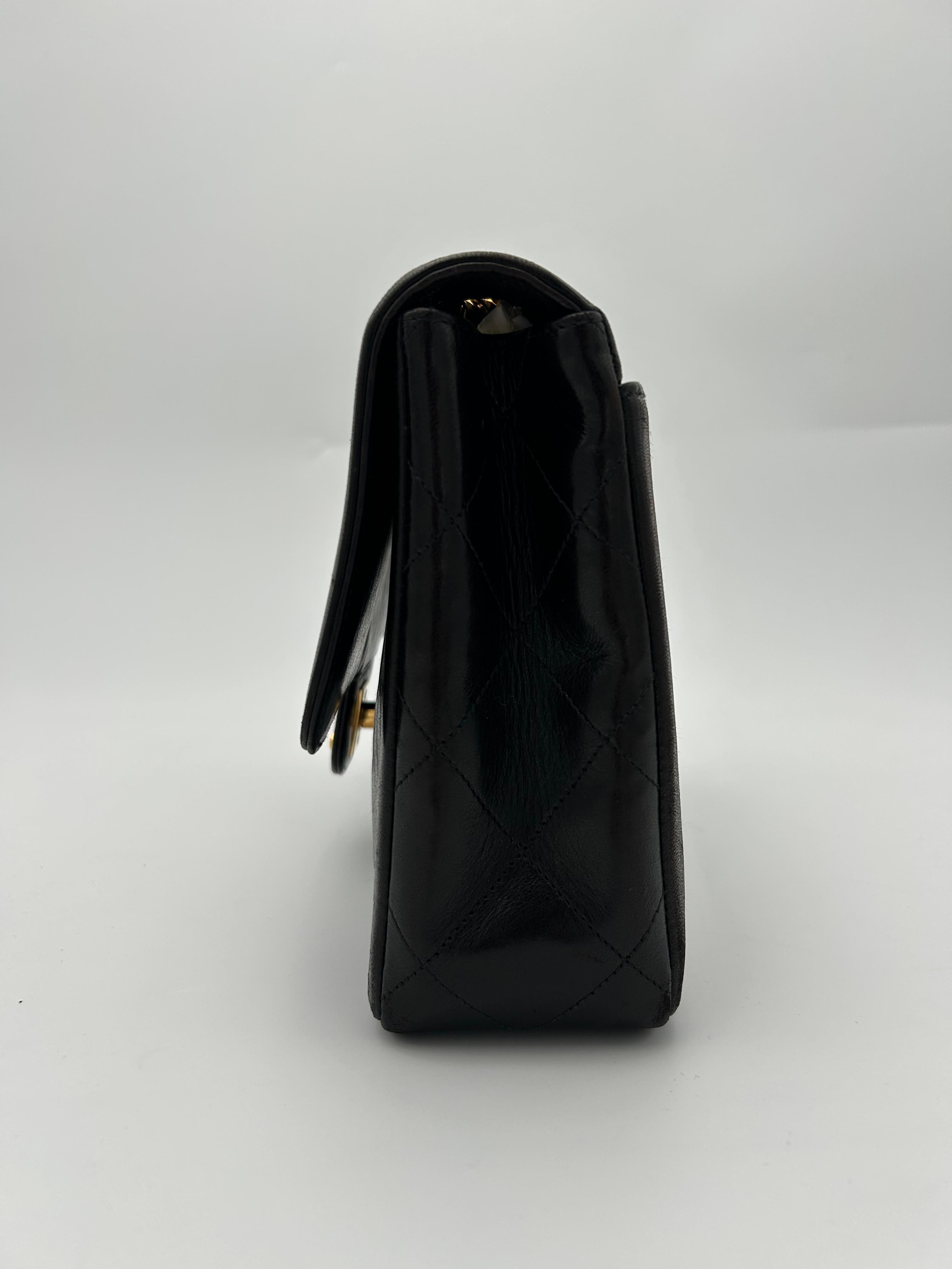 Sac à rabat Classic de Chanel, noir Bon état - En vente à Palm Beach, FL