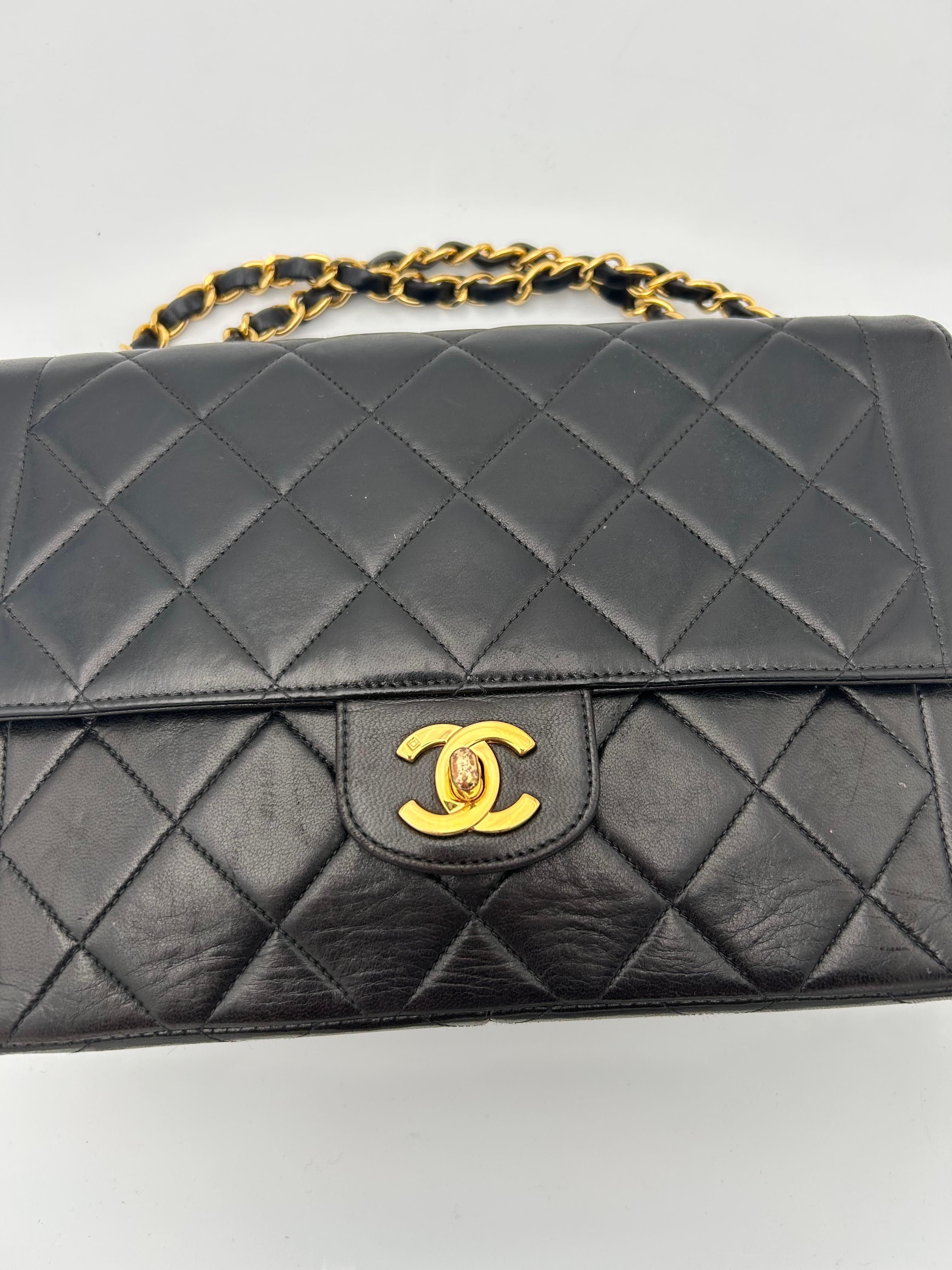 Sac à rabat Classic de Chanel, noir Unisexe en vente
