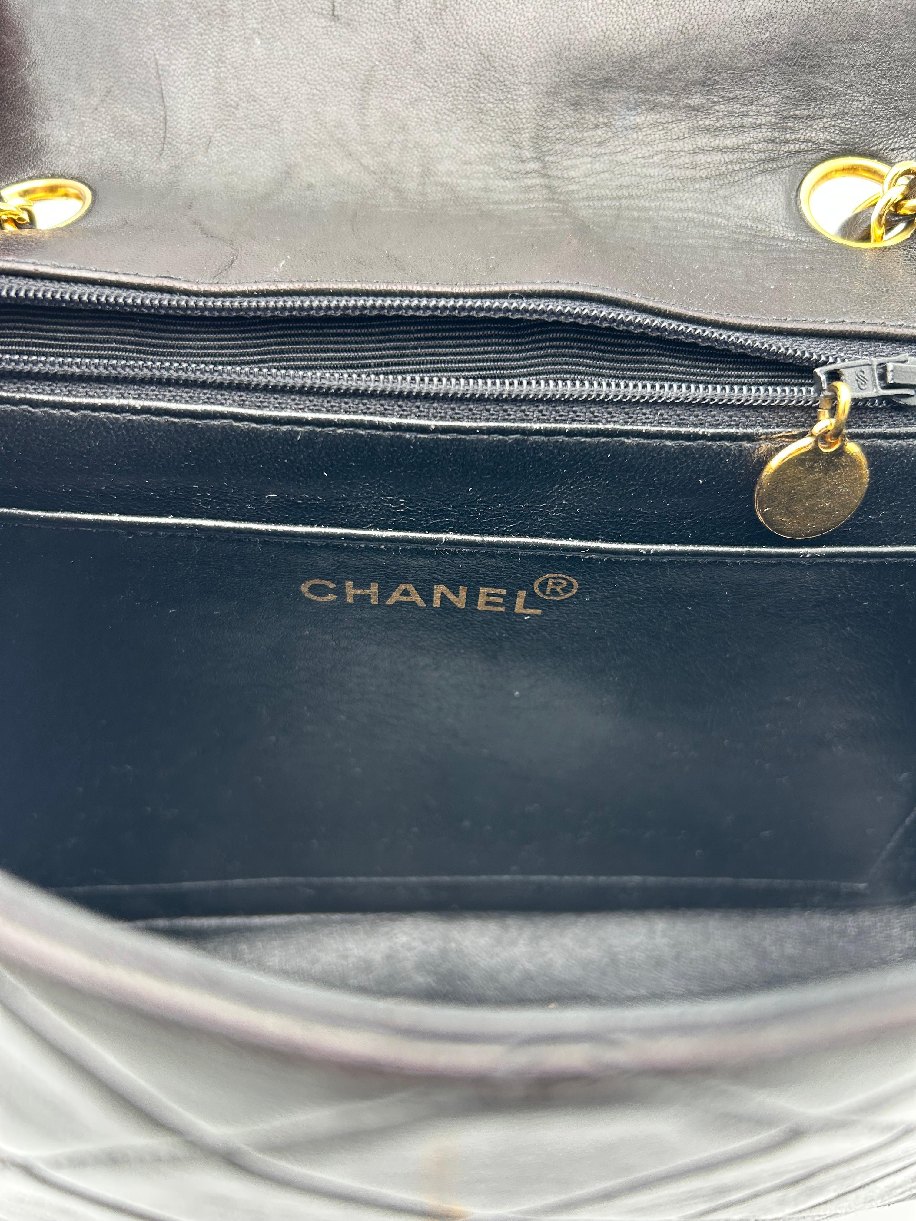 Sac à rabat Classic de Chanel, noir en vente 2