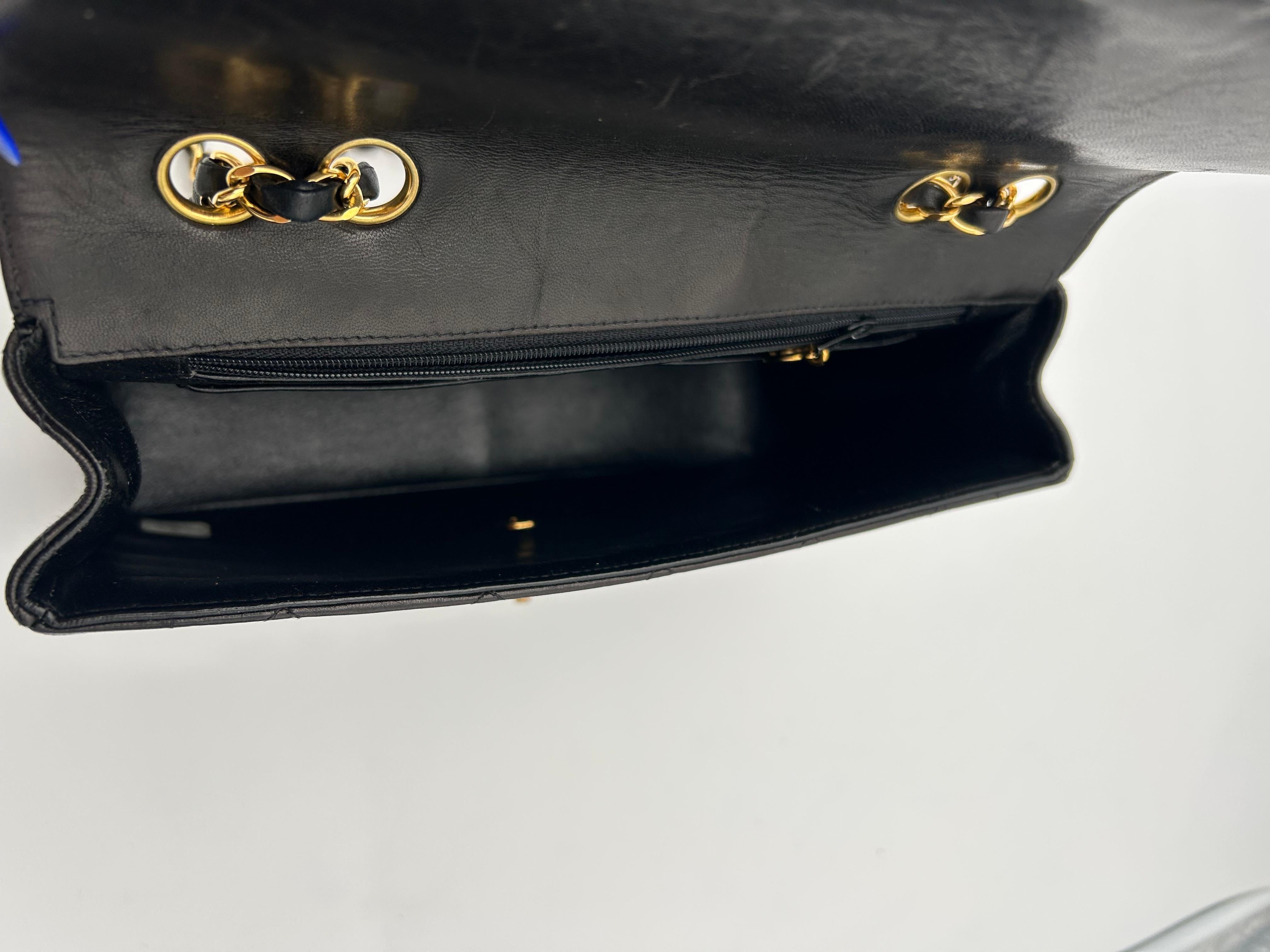 Sac à rabat Classic de Chanel, noir en vente 3