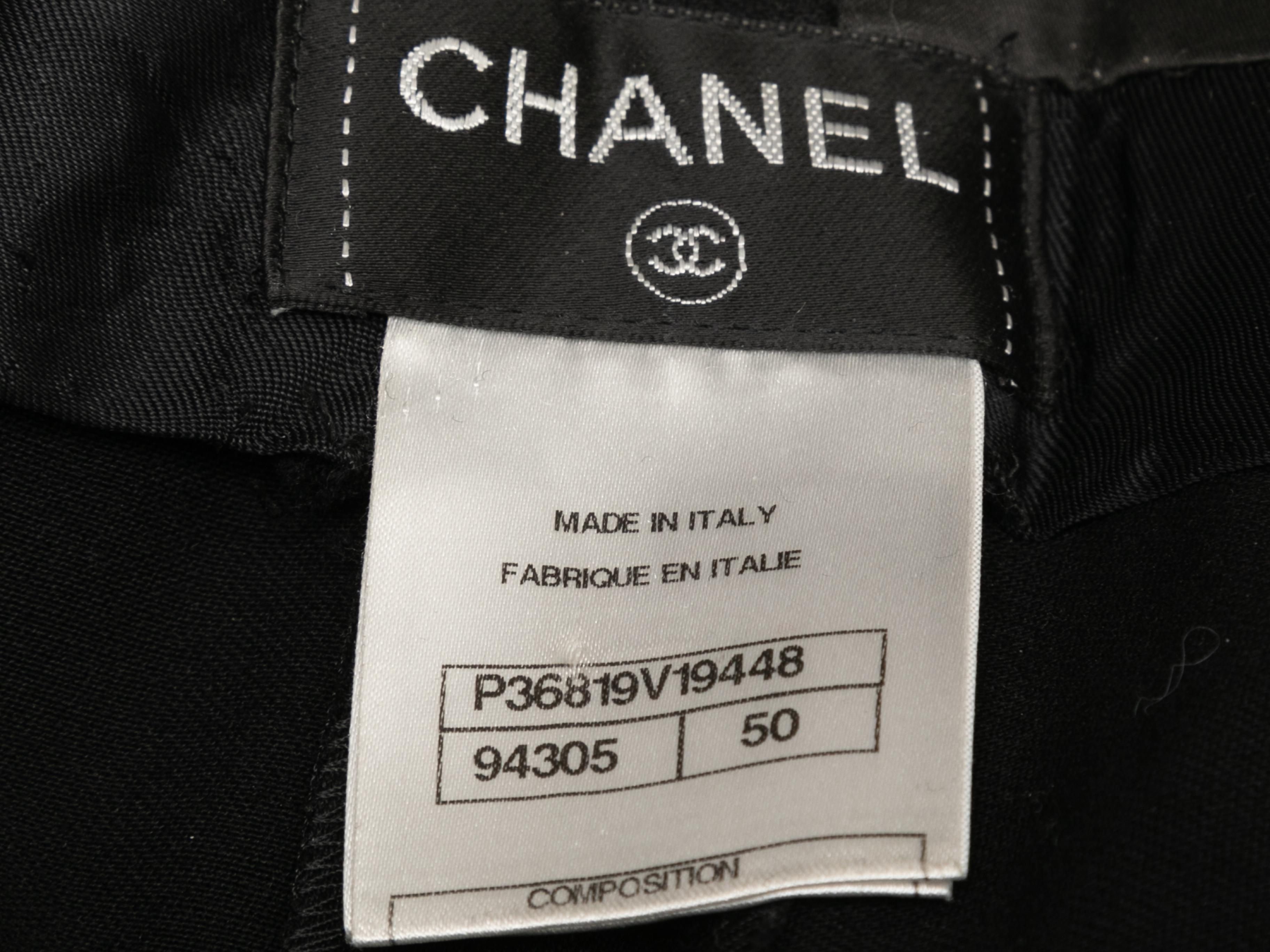 Schwarze Wollfaltenhose mit Bündchen von Chanel. Vier Taschen. Reißverschluss und Haken- und Ösenverschlüsse vorne. 41