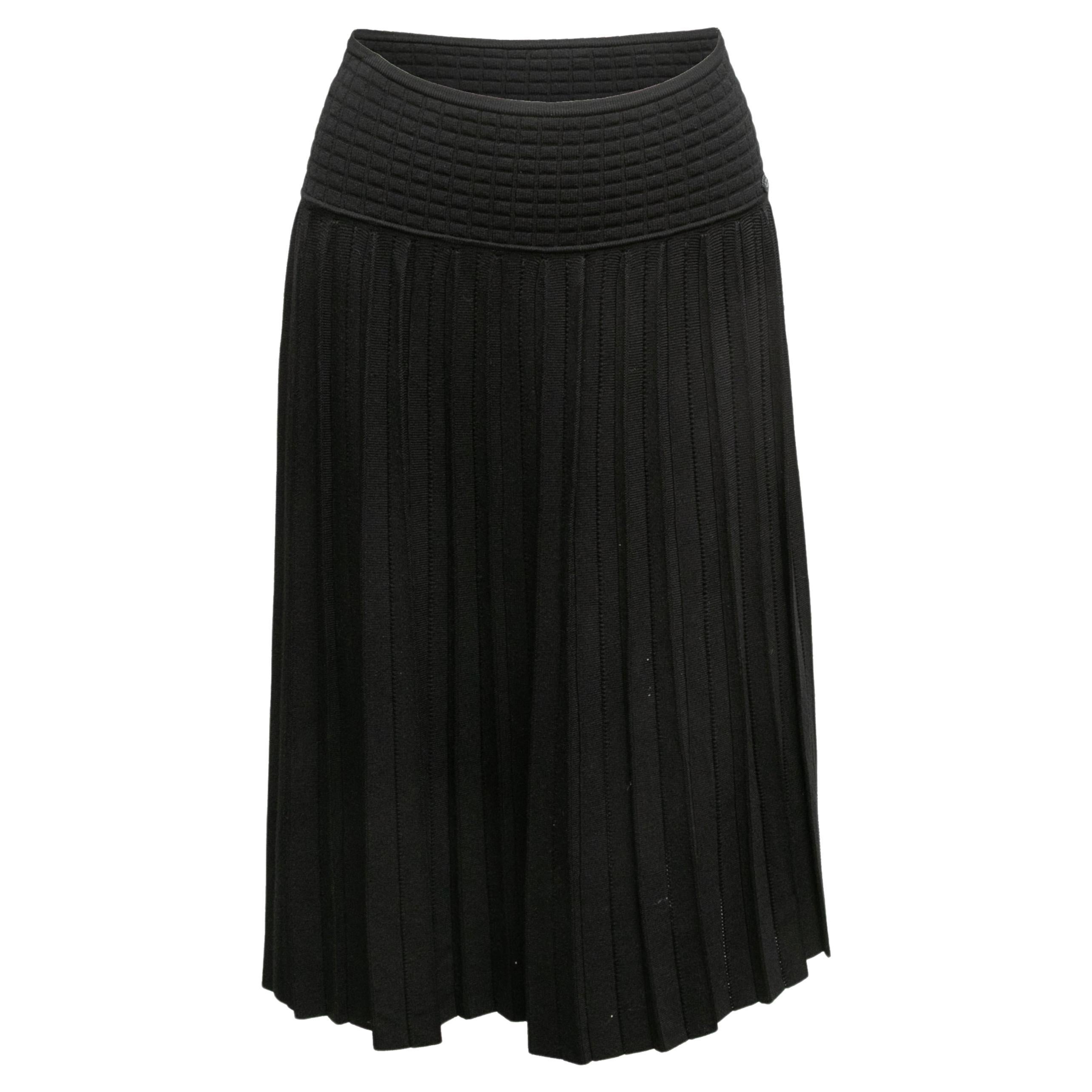 Chanel automne/hiver 2005 - Jupe plissée en maille noire, taille FR 44