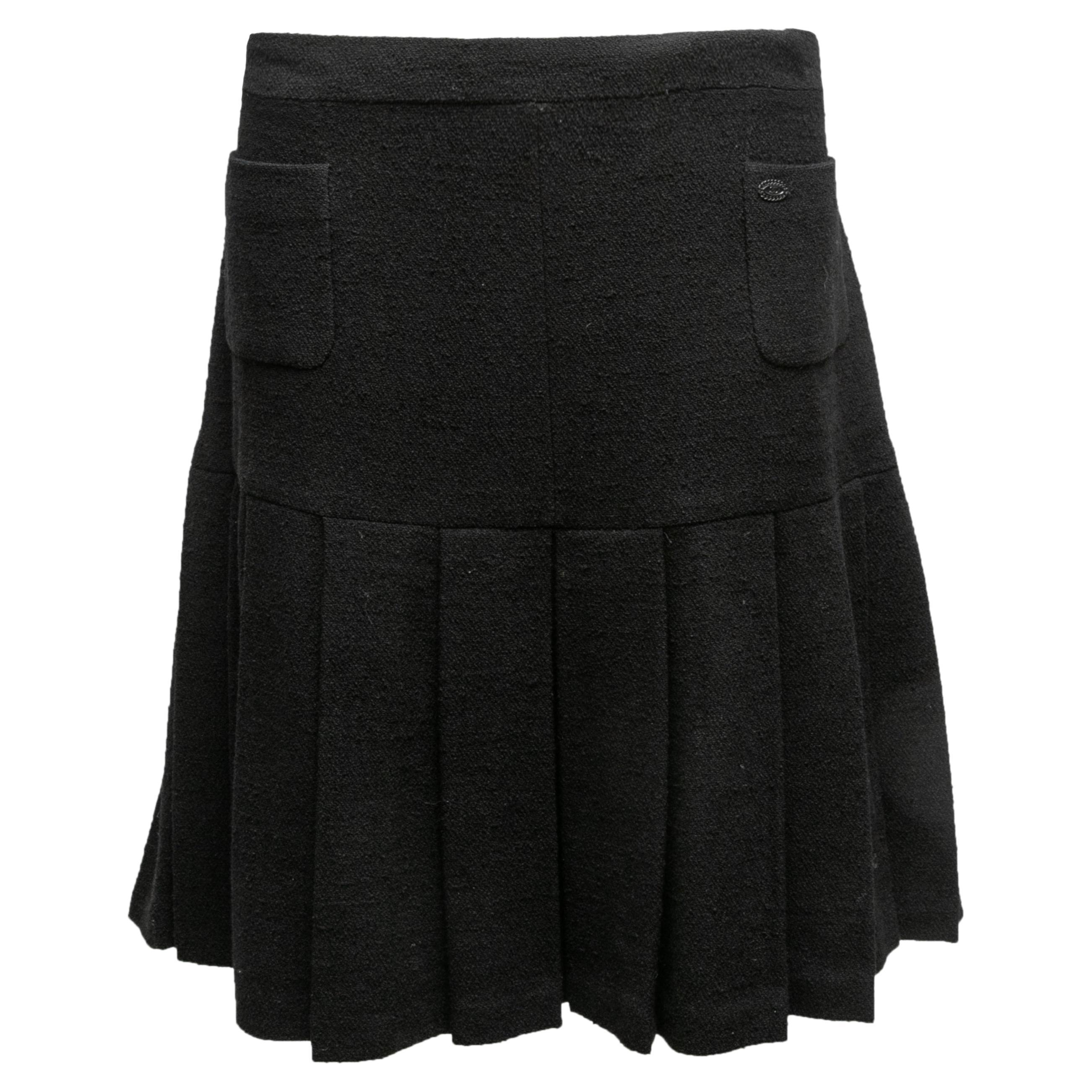 Black Chanel Fall/Winter 2005 Pleated Wool Skirt Size FR 48 For Sale