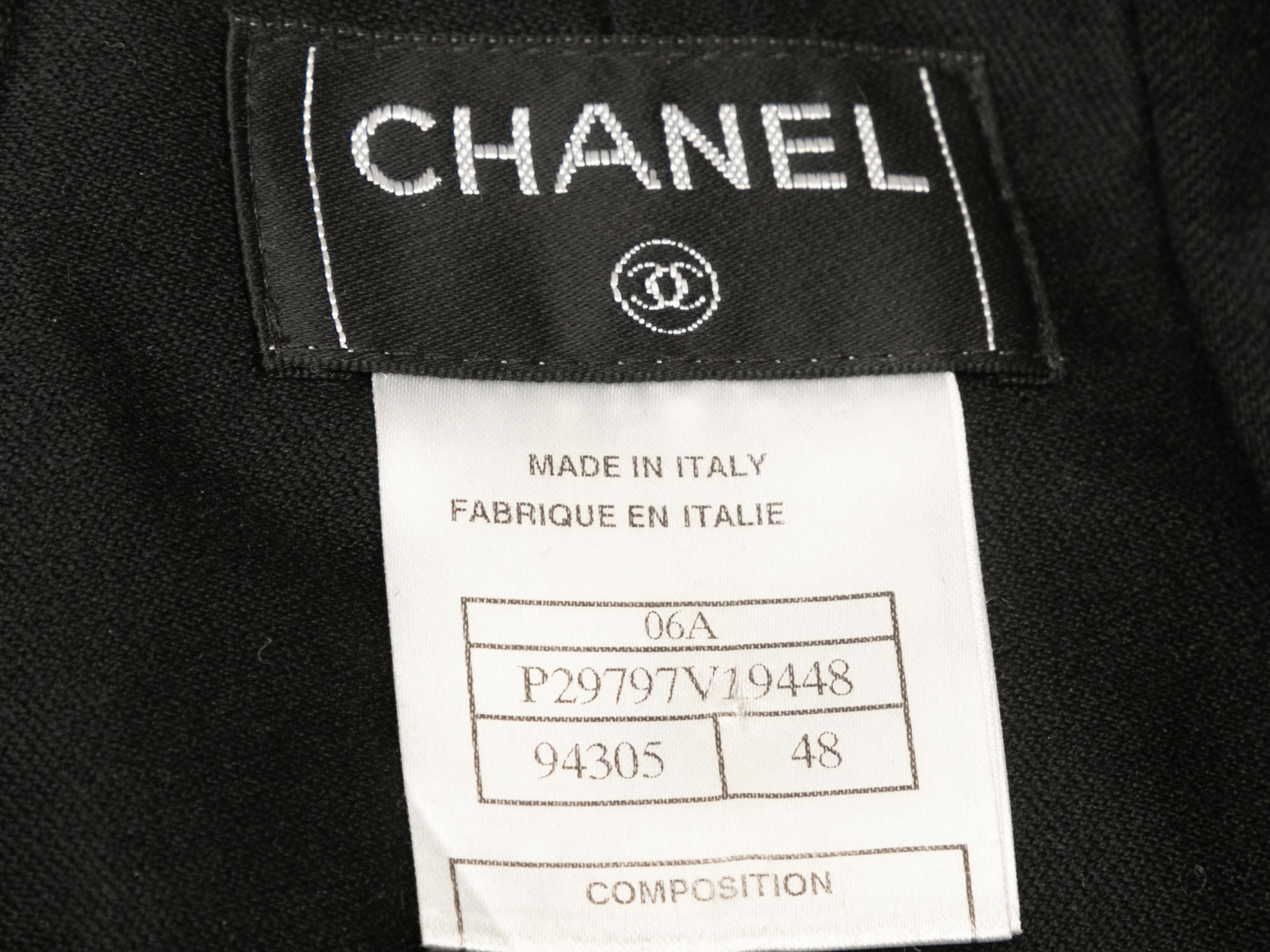Pantalones negros de lana de Chanel. De la Colección Otoño/Invierno 2006. Doble bolsillo en la cadera. Ribete de flecos en las aberturas de las piernas. Cintura de 42
