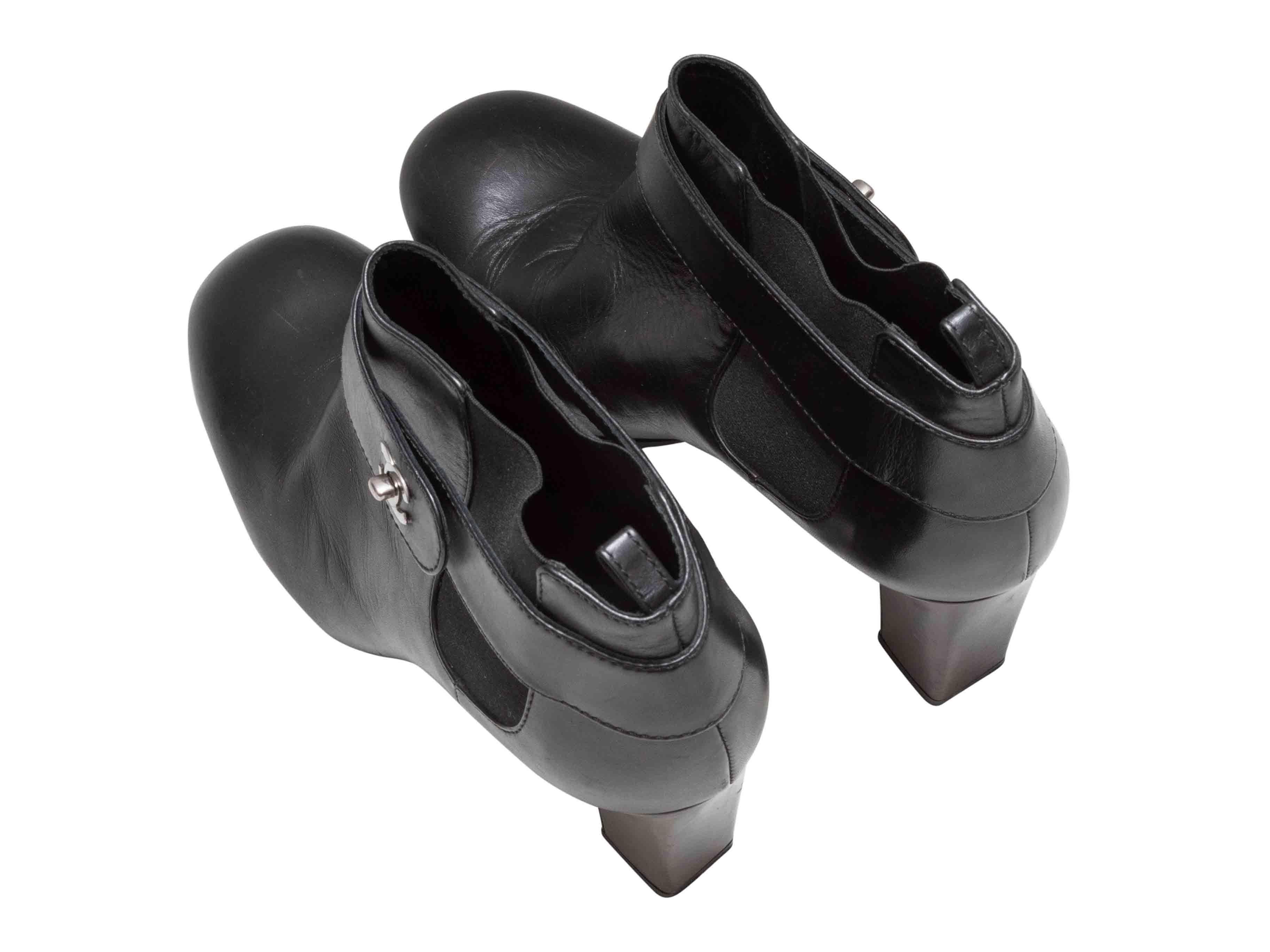 Noir Bottines en cuir à talons noires de Chanel Taille 42 en vente