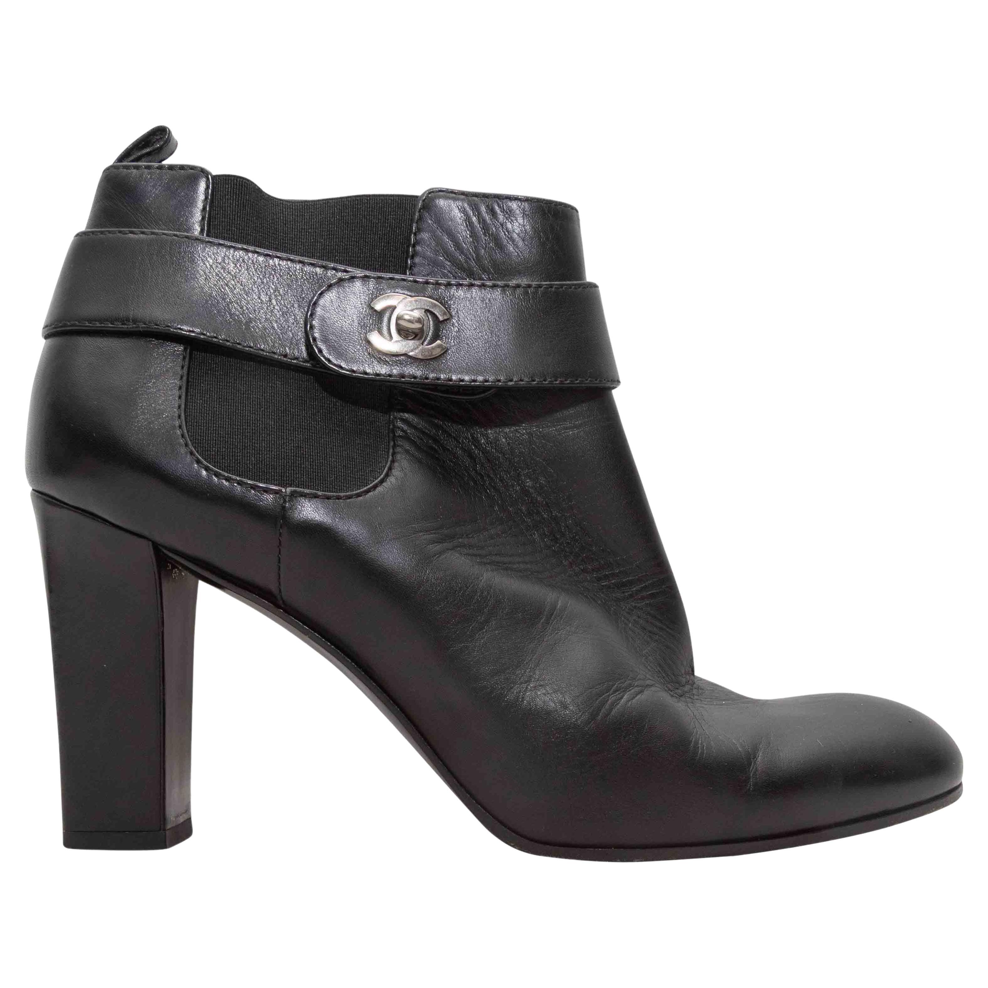 Bottines en cuir à talons noires de Chanel Taille 42 en vente