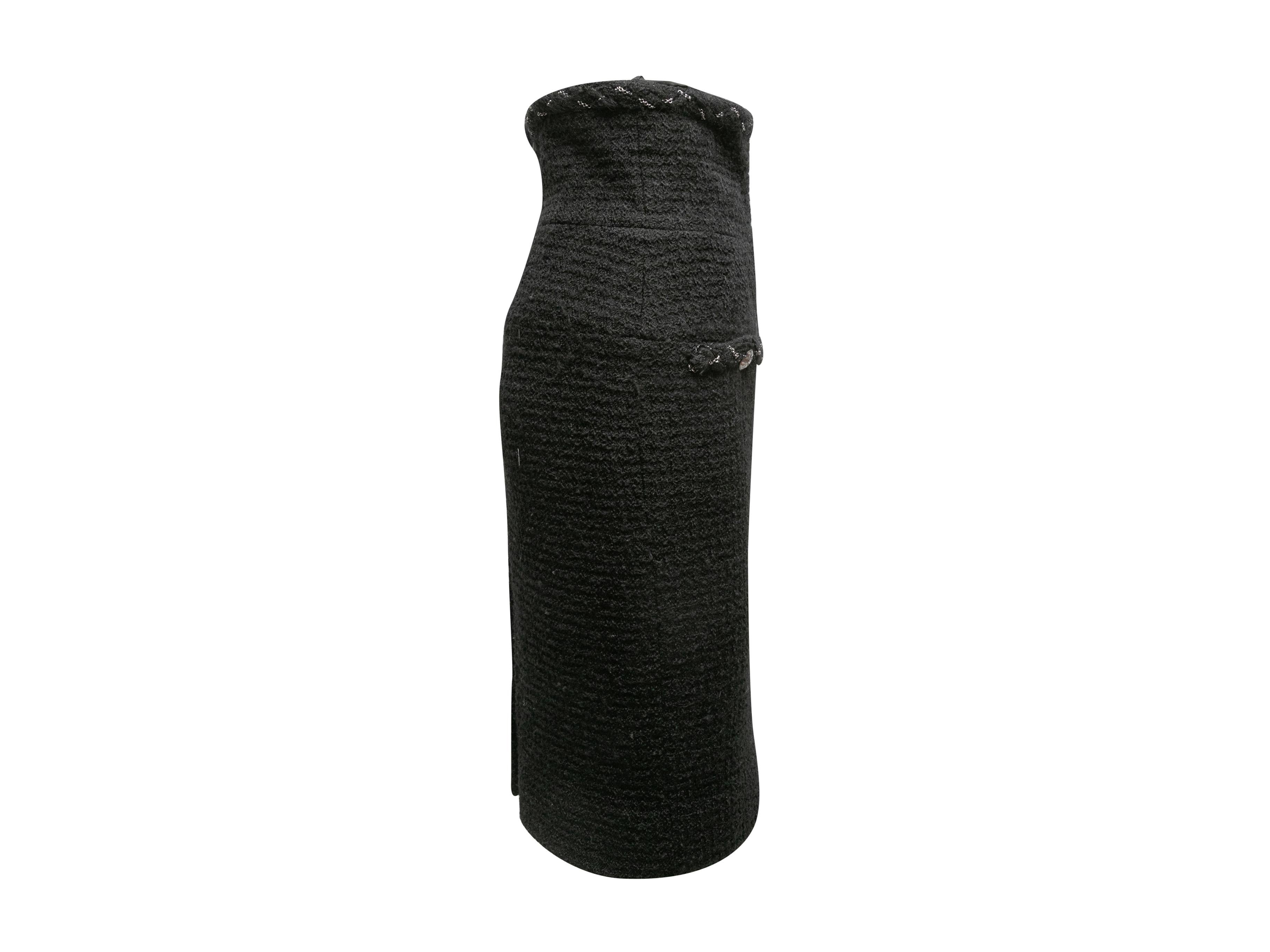 Falda lápiz de cintura alta de tweed de lana negra de Chanel. Herrajes plateados. Dos bolsillos delanteros. Cierre con cremallera en la espalda. 34