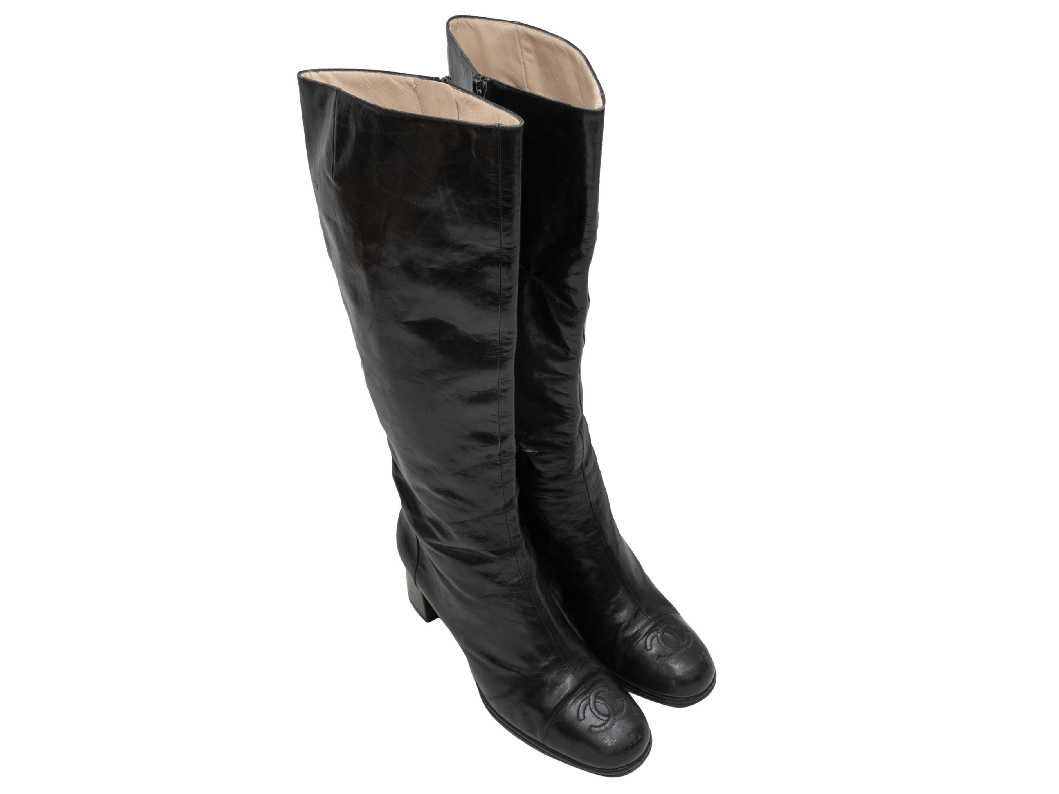 Black leather knee-high heeled boots by Chanel. Block heels. Zip closures at inner sides. 15