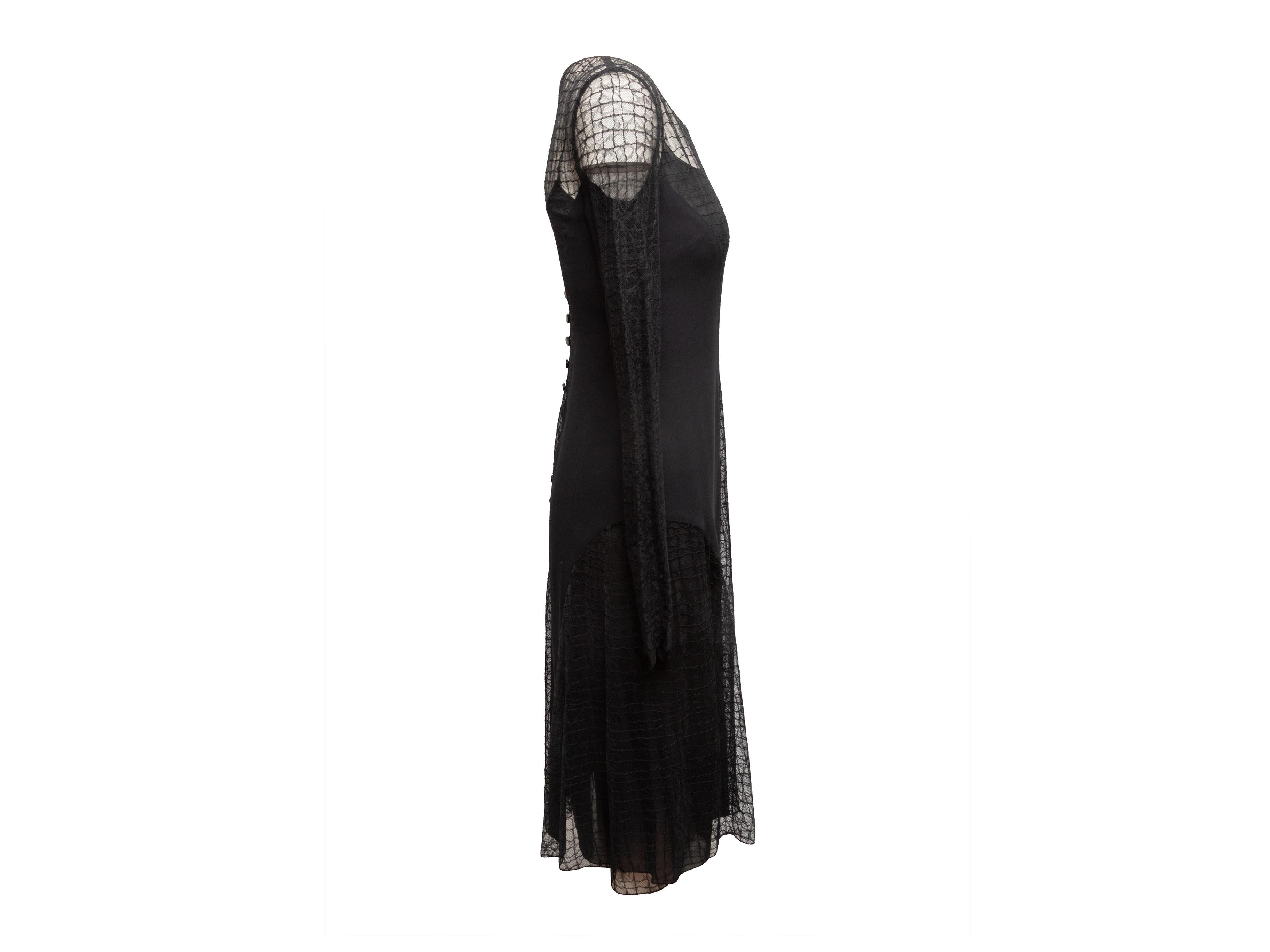 Vestido de manga larga con superposición de encaje negro de Chanel. Cuello redondo. Cierre de botones en el centro de la espalda. 30