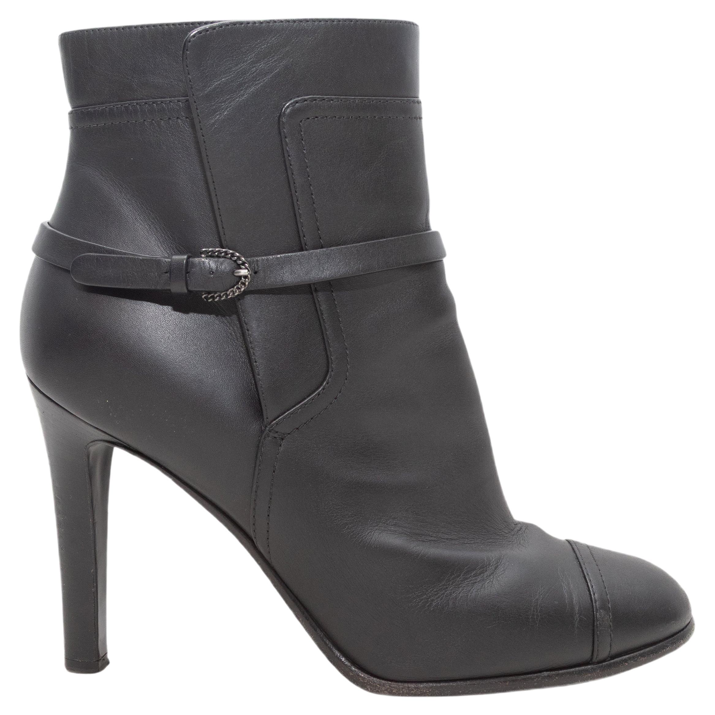 Black Chanel - Bottines à talons en cuir avec boucle