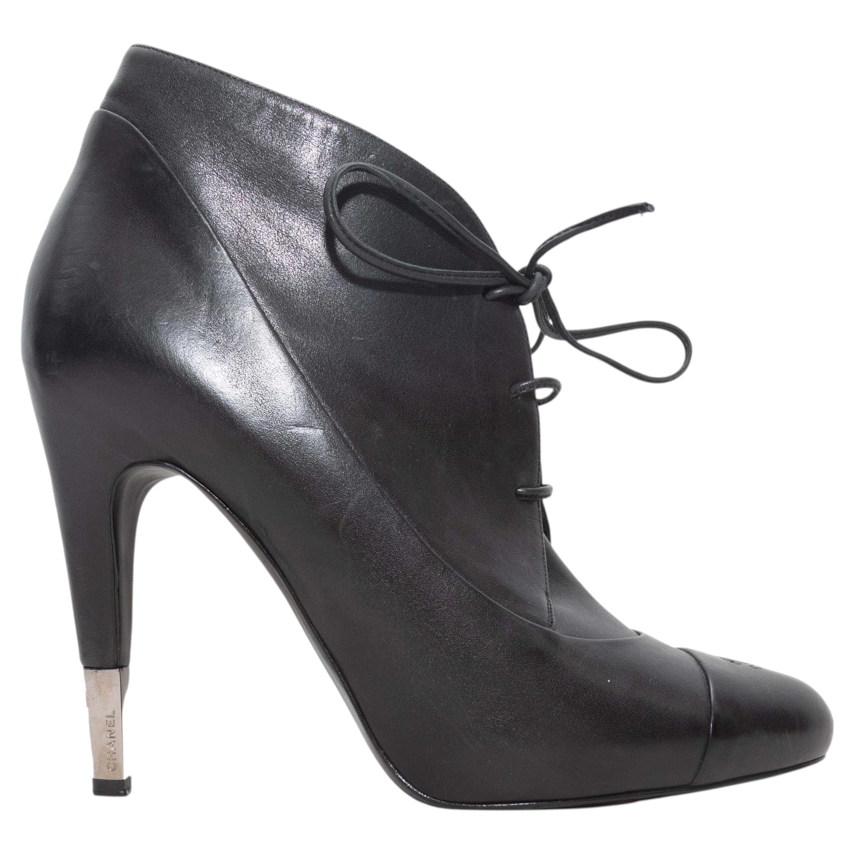 Bottines à talons en cuir noir de Chanel Taille 41 en vente
