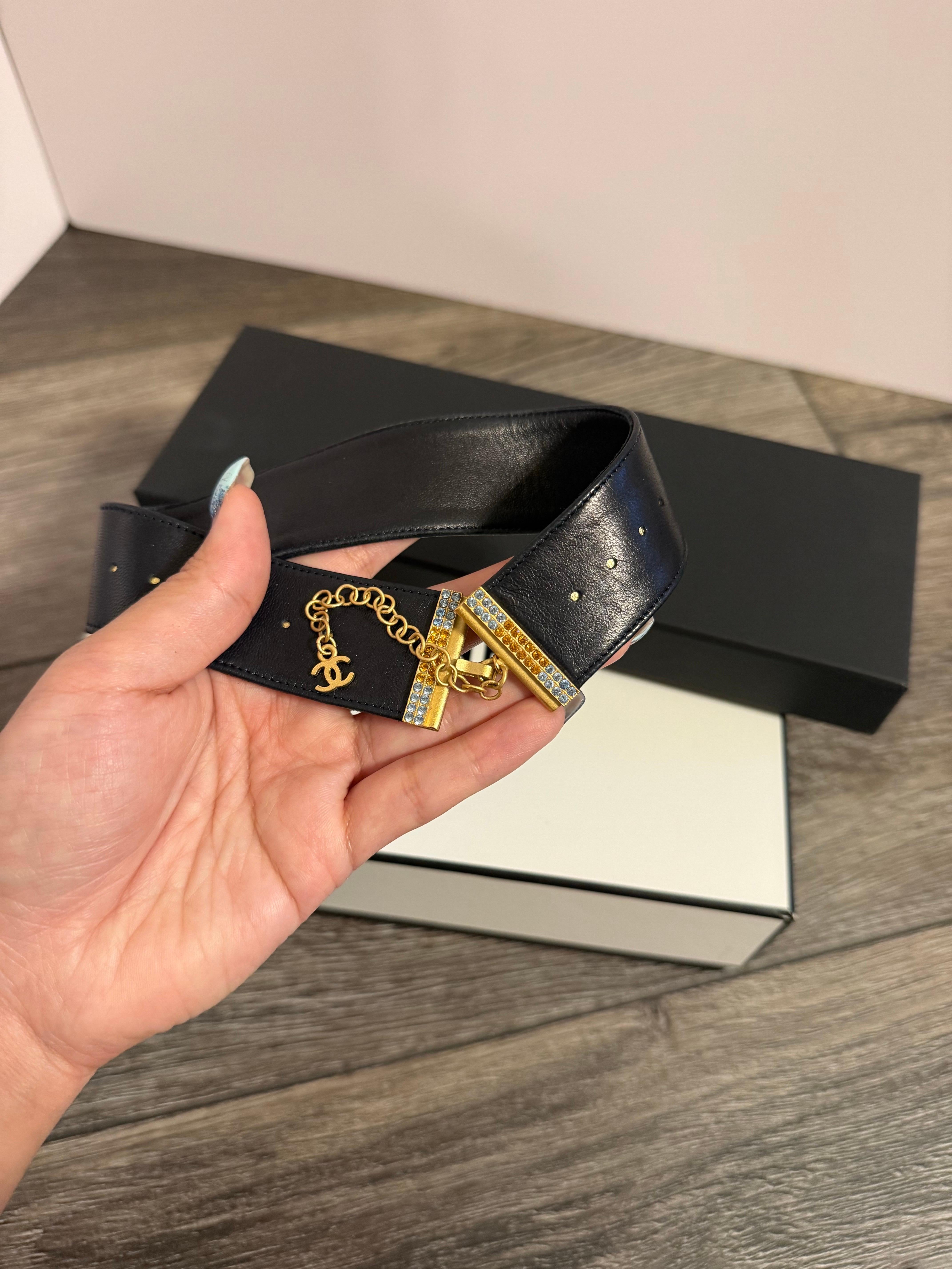 Collana Chanel in pelle nera 